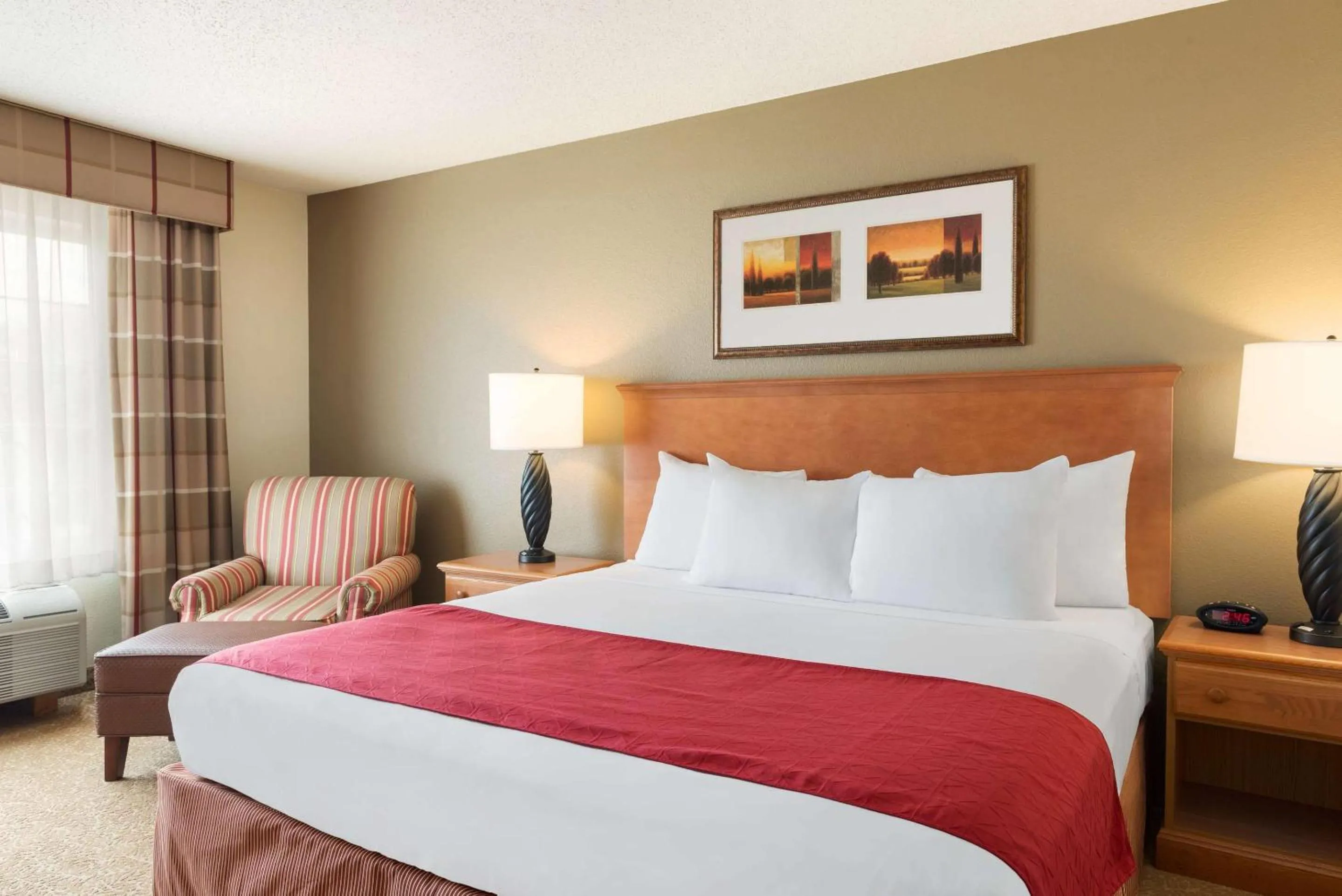 Bedroom, Bed in Country Inn & Suites by Radisson, Davenport - Quad Cities