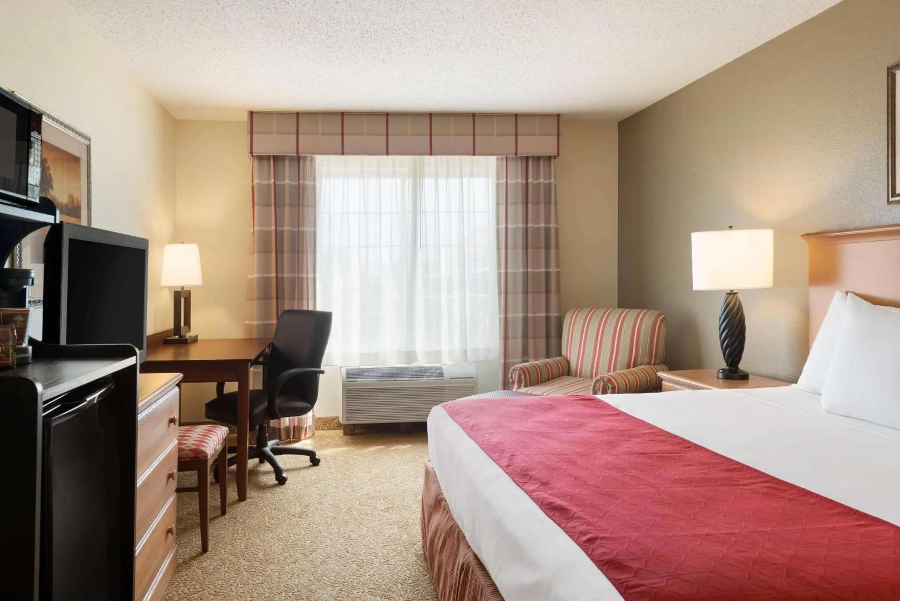 Bedroom, Bed in Country Inn & Suites by Radisson, Davenport - Quad Cities