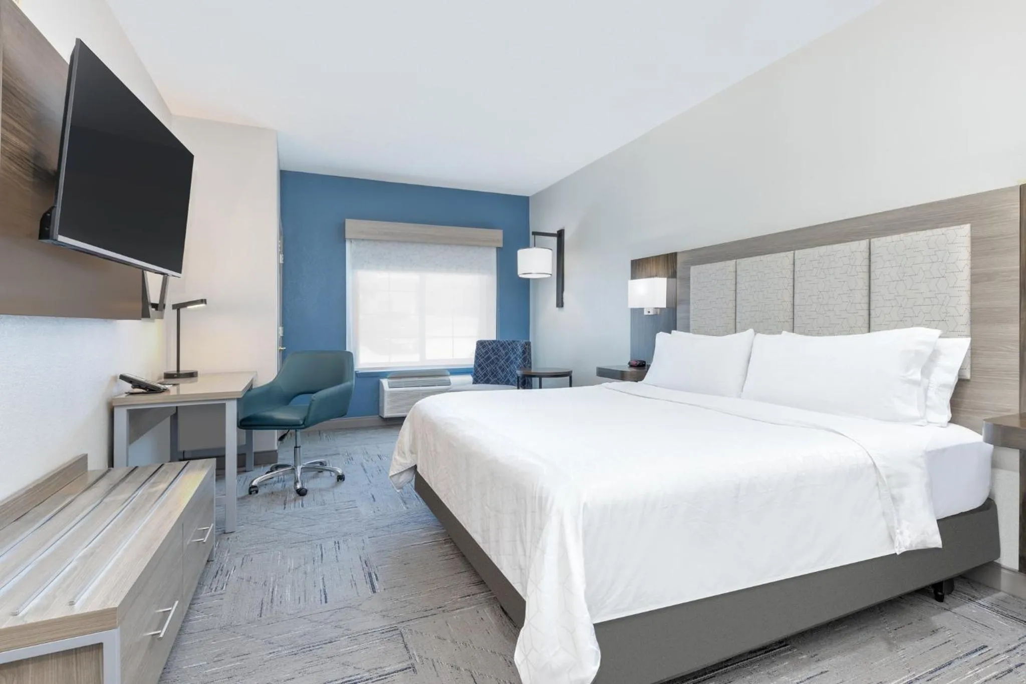 Photo of the whole room, Bed in Holiday Inn Express and Suites Granbury by IHG