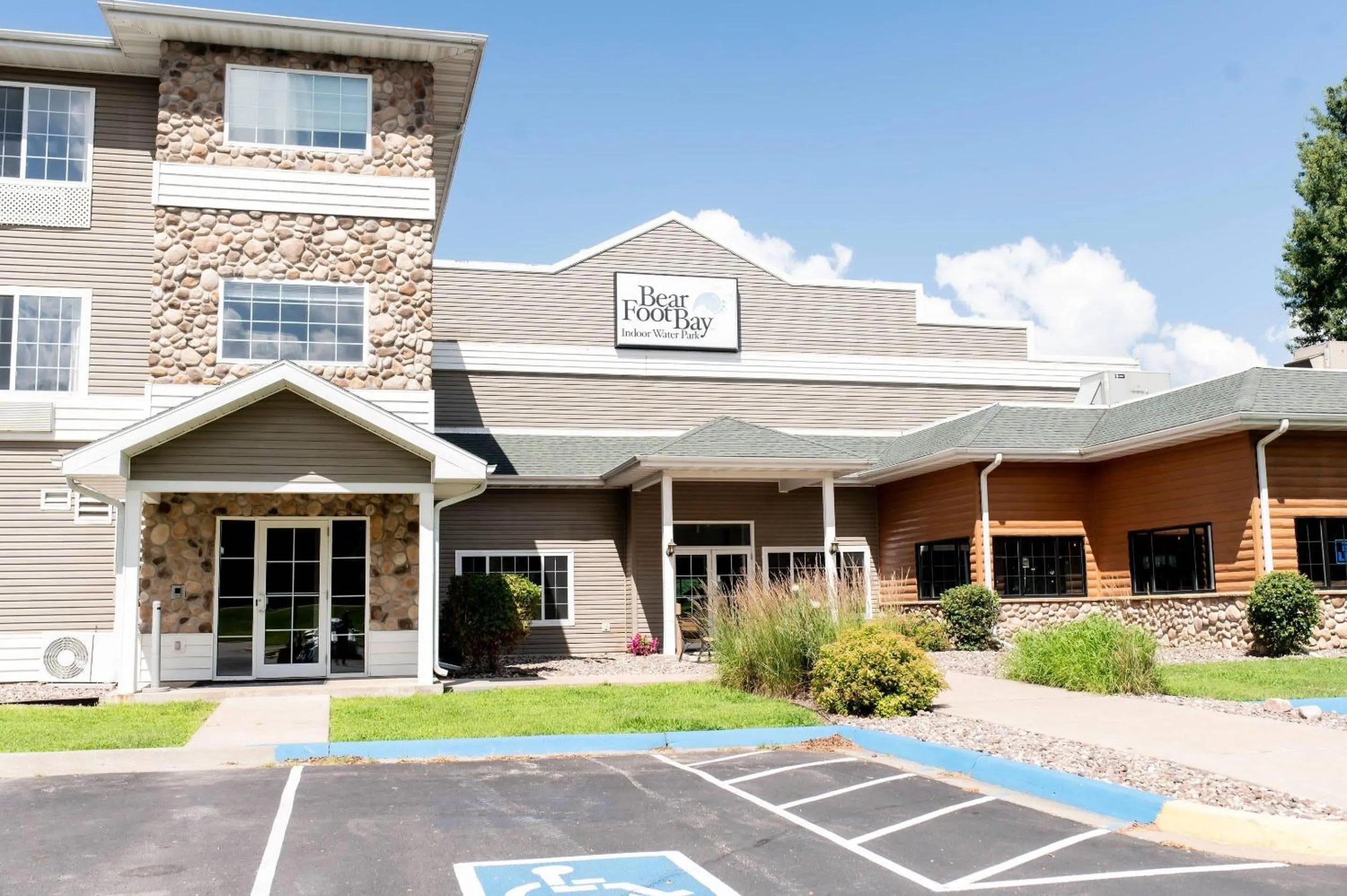 Property building in Country Inn & Suites by Radisson, Prairie du Chien