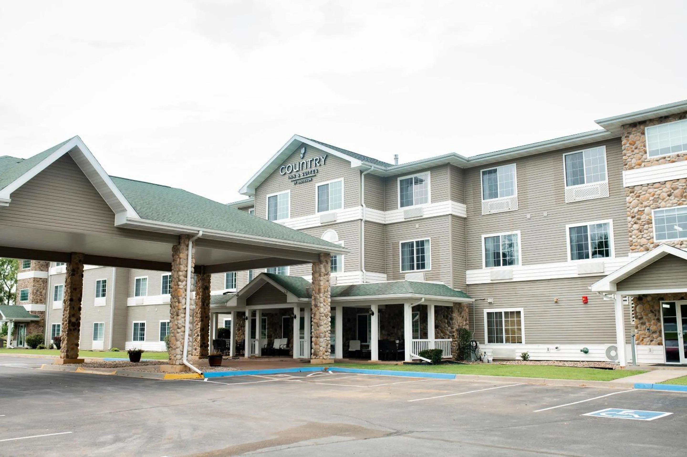 Property building in Country Inn & Suites by Radisson, Prairie du Chien