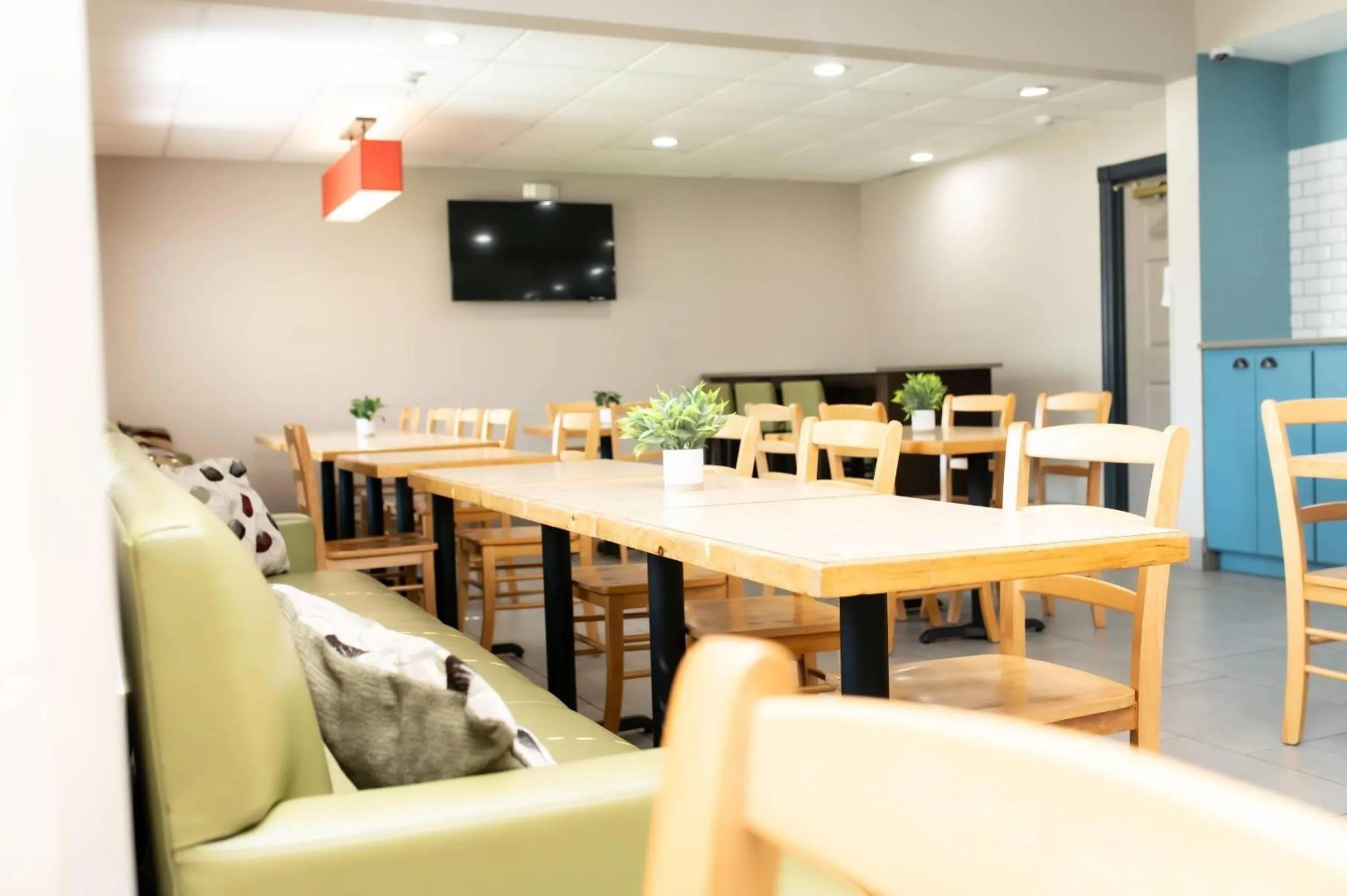 Breakfast in Country Inn & Suites by Radisson, Prairie du Chien