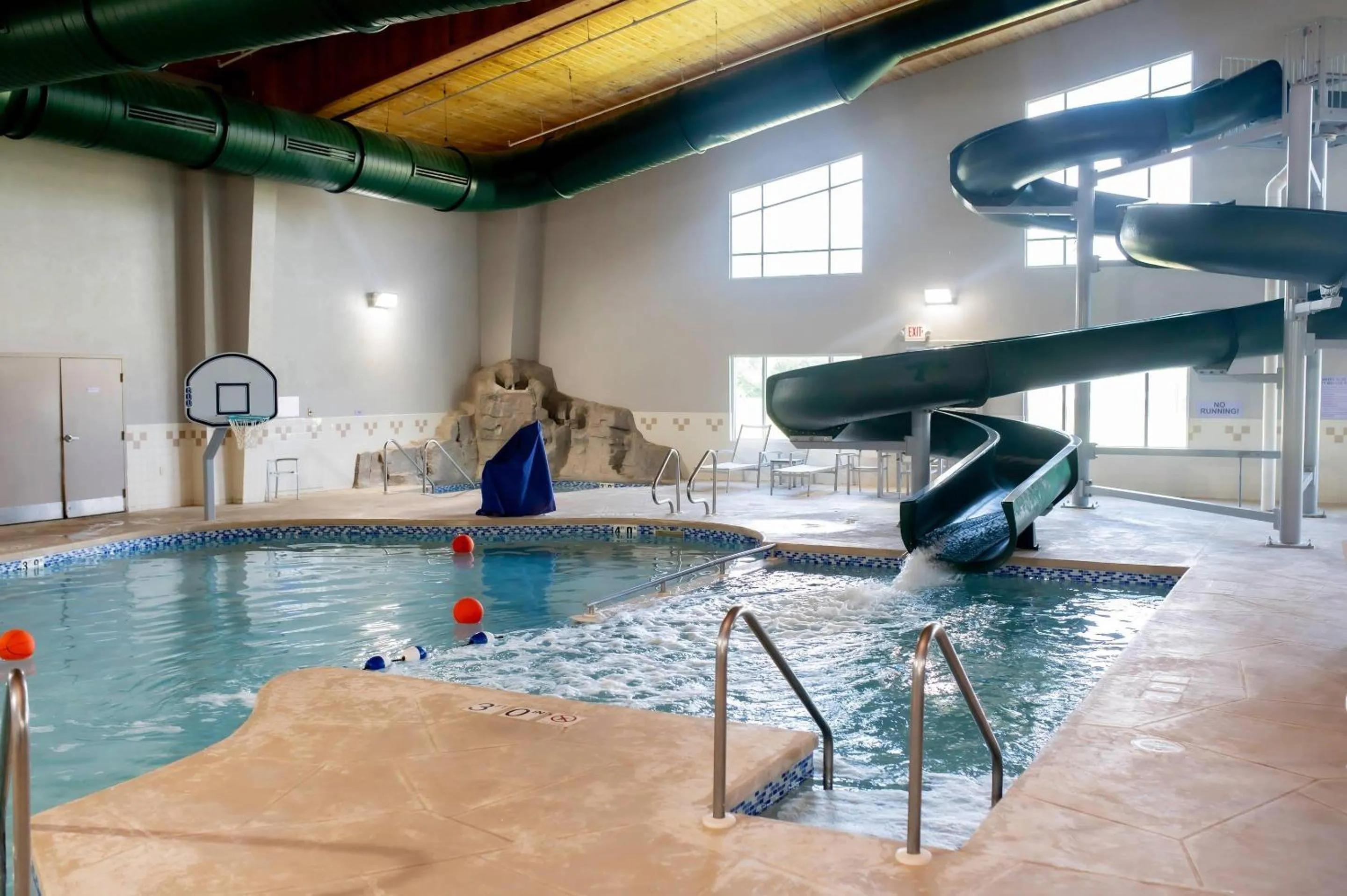 Swimming pool in Country Inn & Suites by Radisson, Prairie du Chien