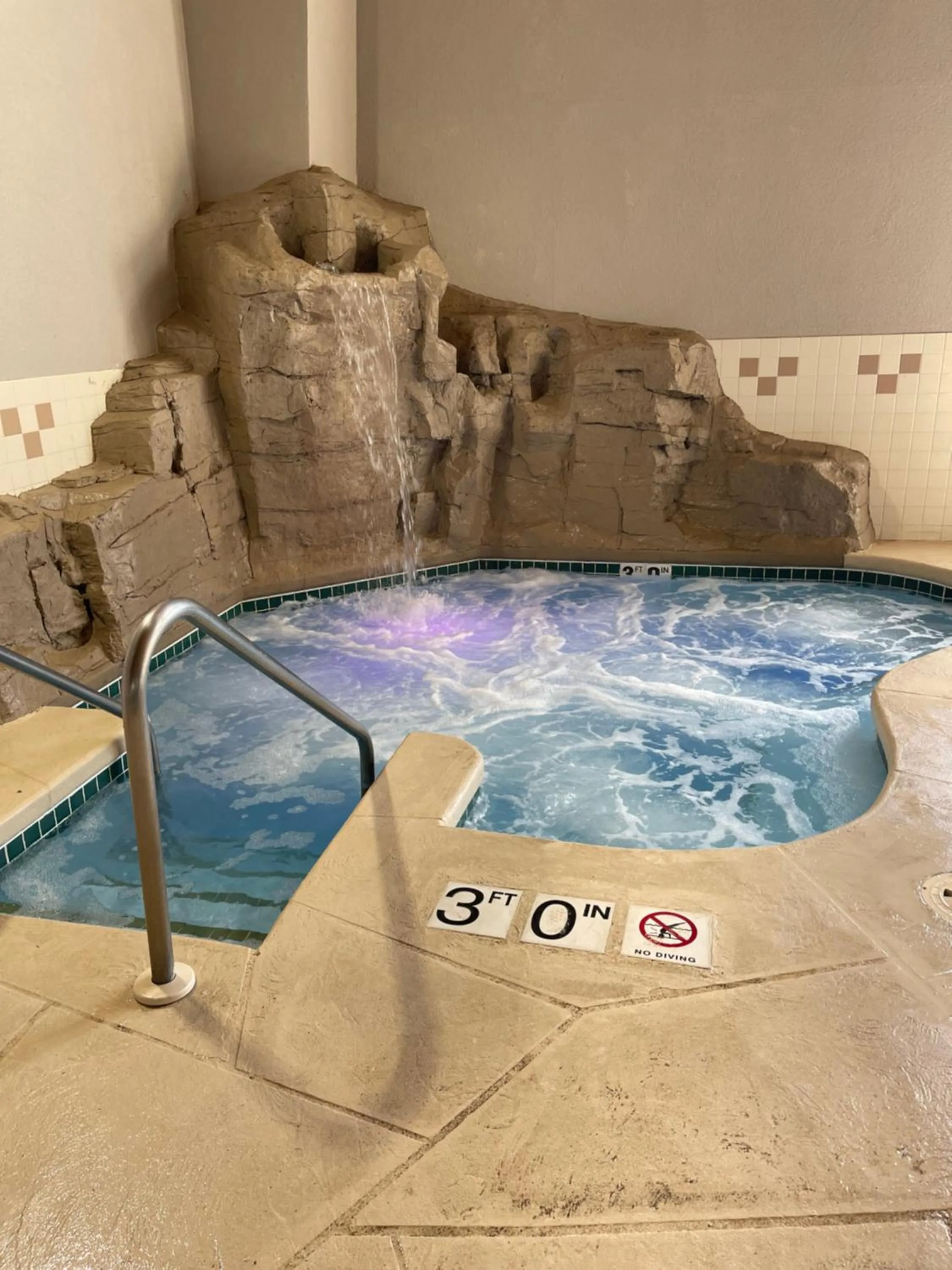 Hot Tub in Country Inn & Suites by Radisson, Prairie du Chien