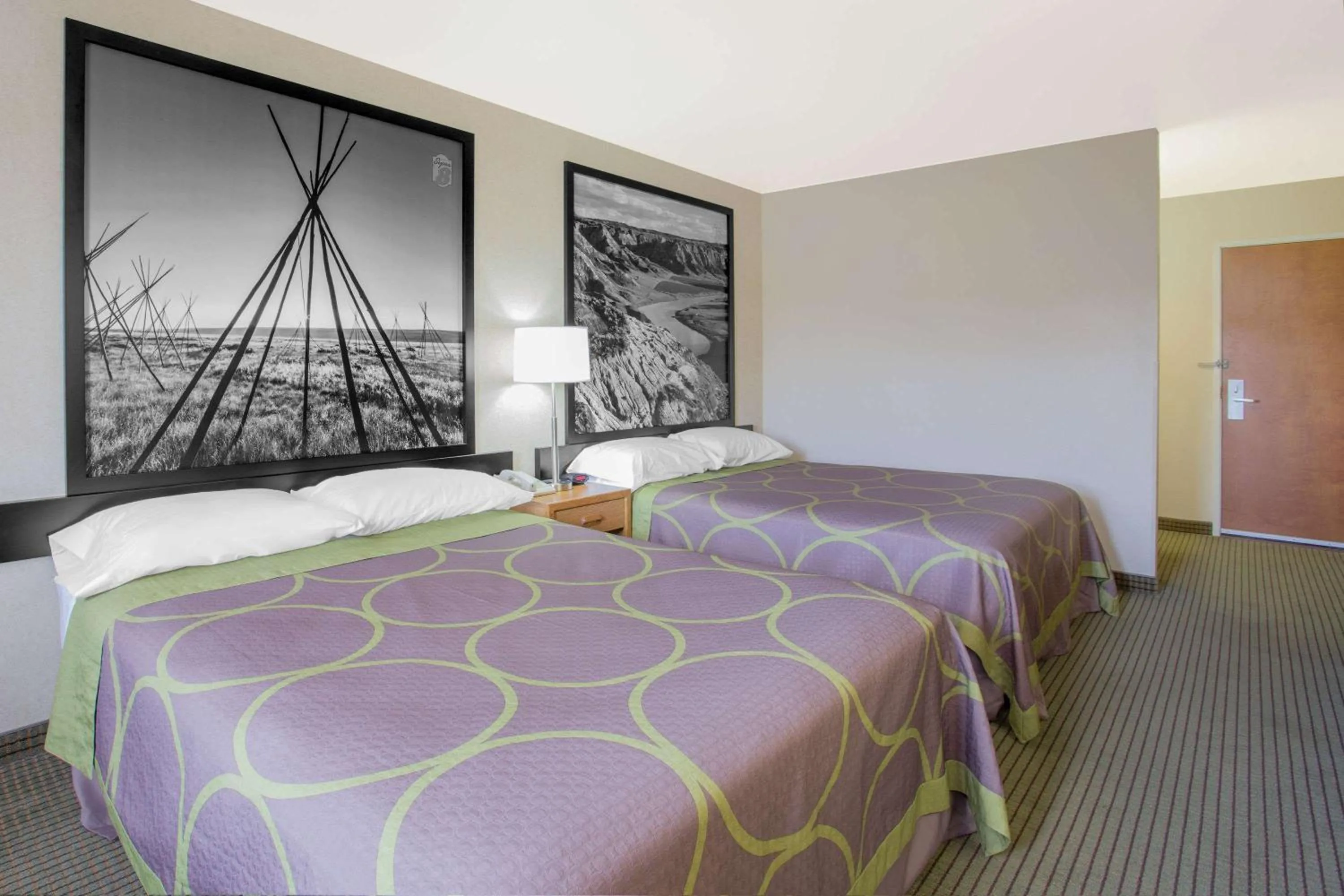 Photo of the whole room, Bed in Super 8 by Wyndham Havre