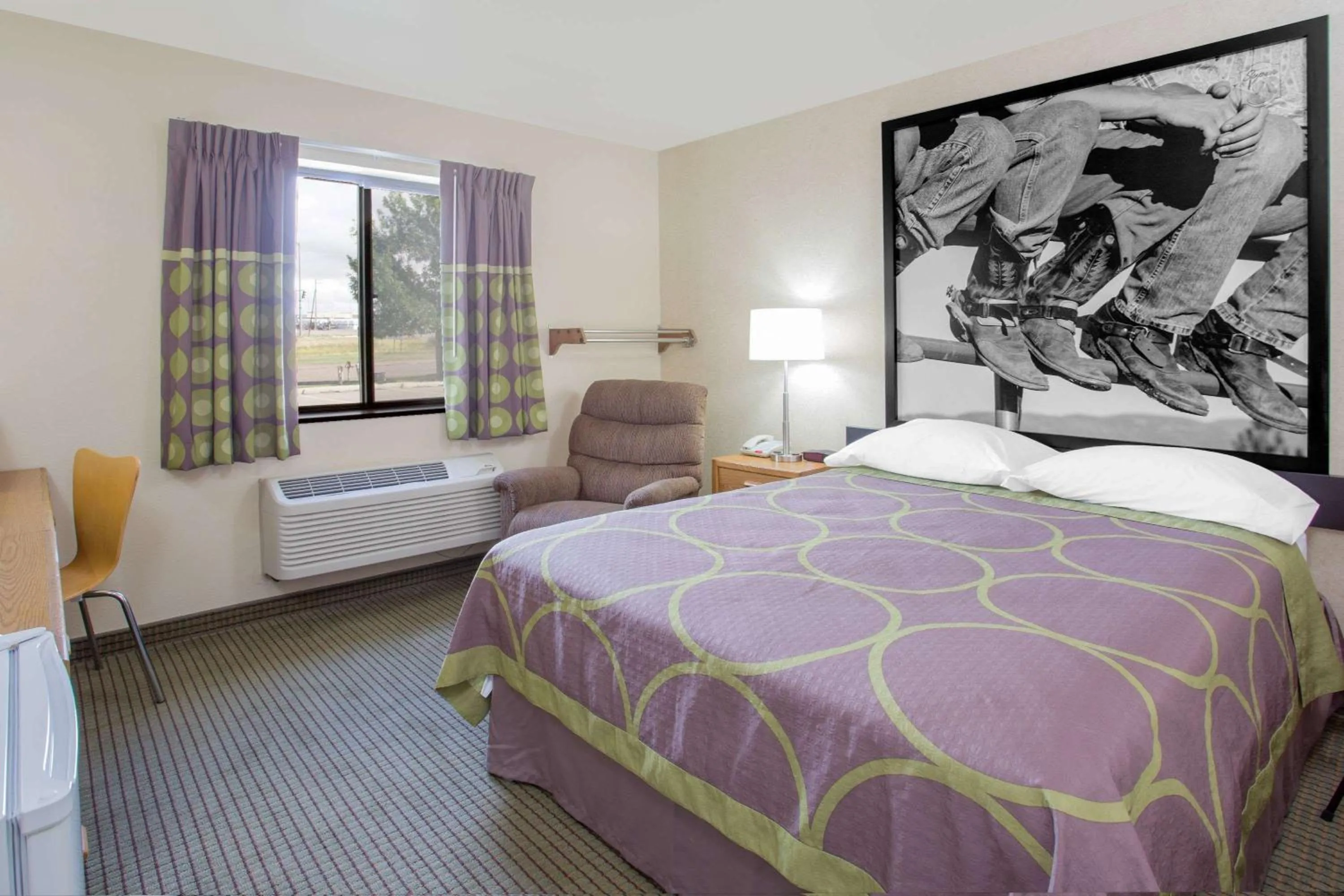 Photo of the whole room, Bed in Super 8 by Wyndham Havre