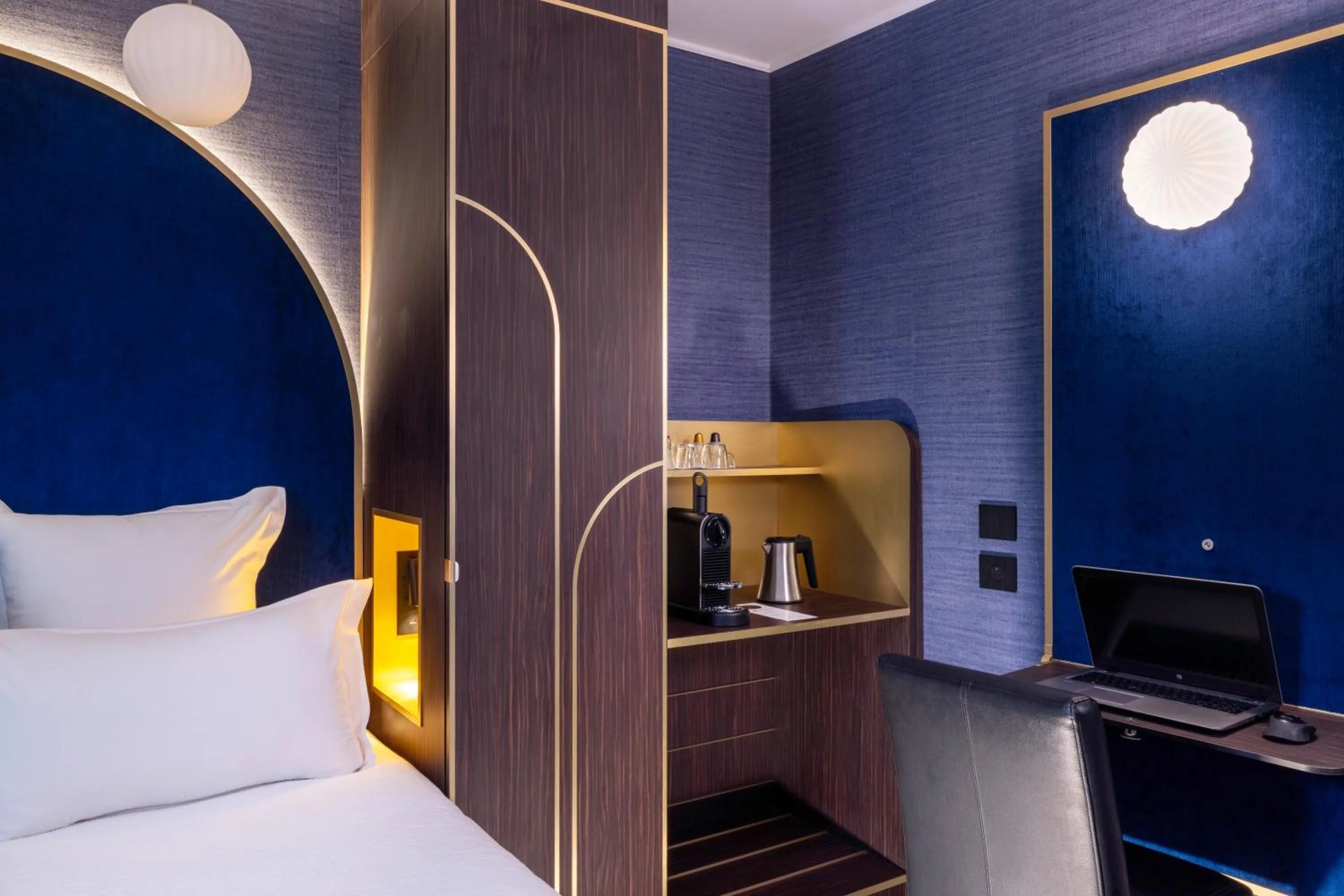 Coffee/tea facilities, Bed in Best Western Bretagne Montparnasse