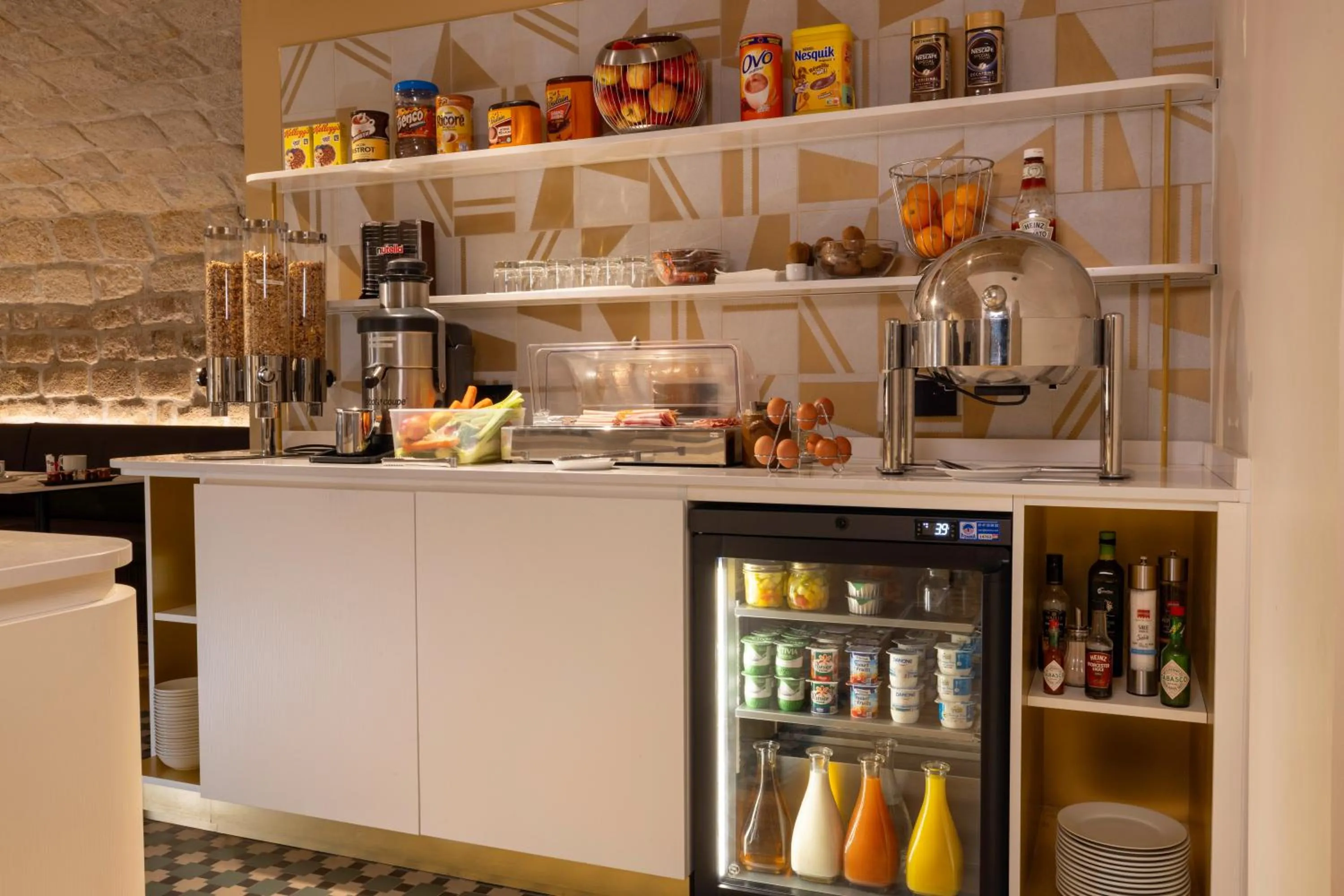 Lounge or bar in Best Western Bretagne Montparnasse