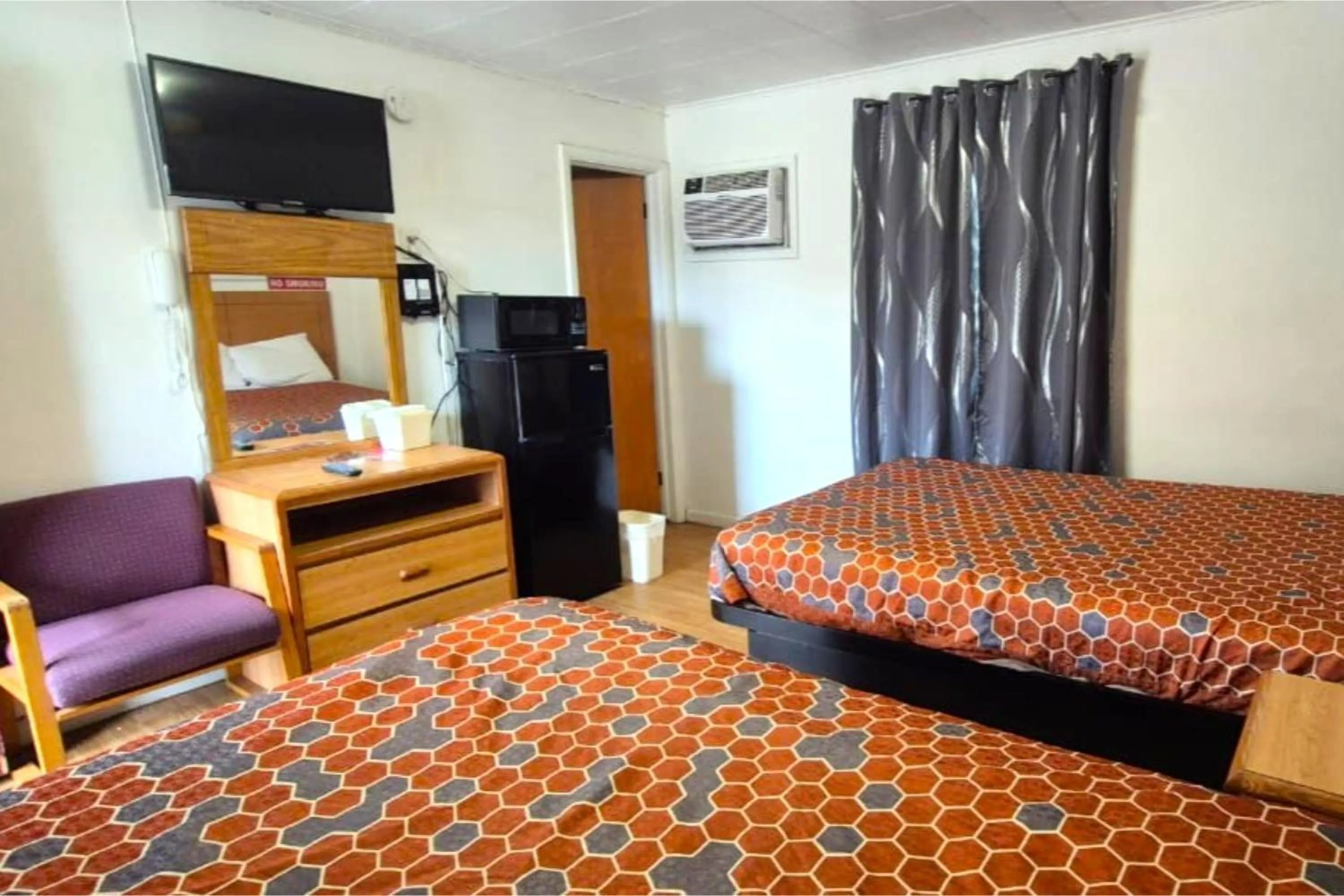 Bedroom, Bed in Economy Inn Cadillac MI by Hotel O