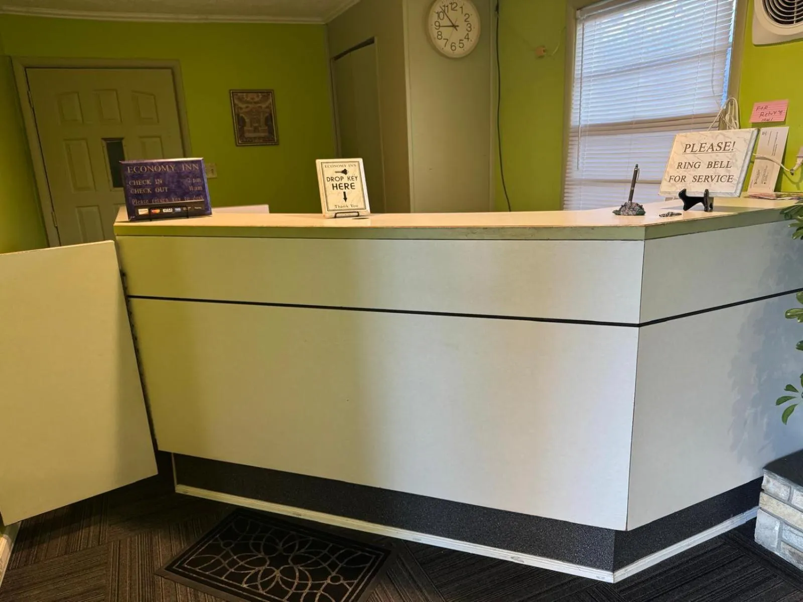 Lobby or reception in Economy Inn Cadillac MI by Hotel O