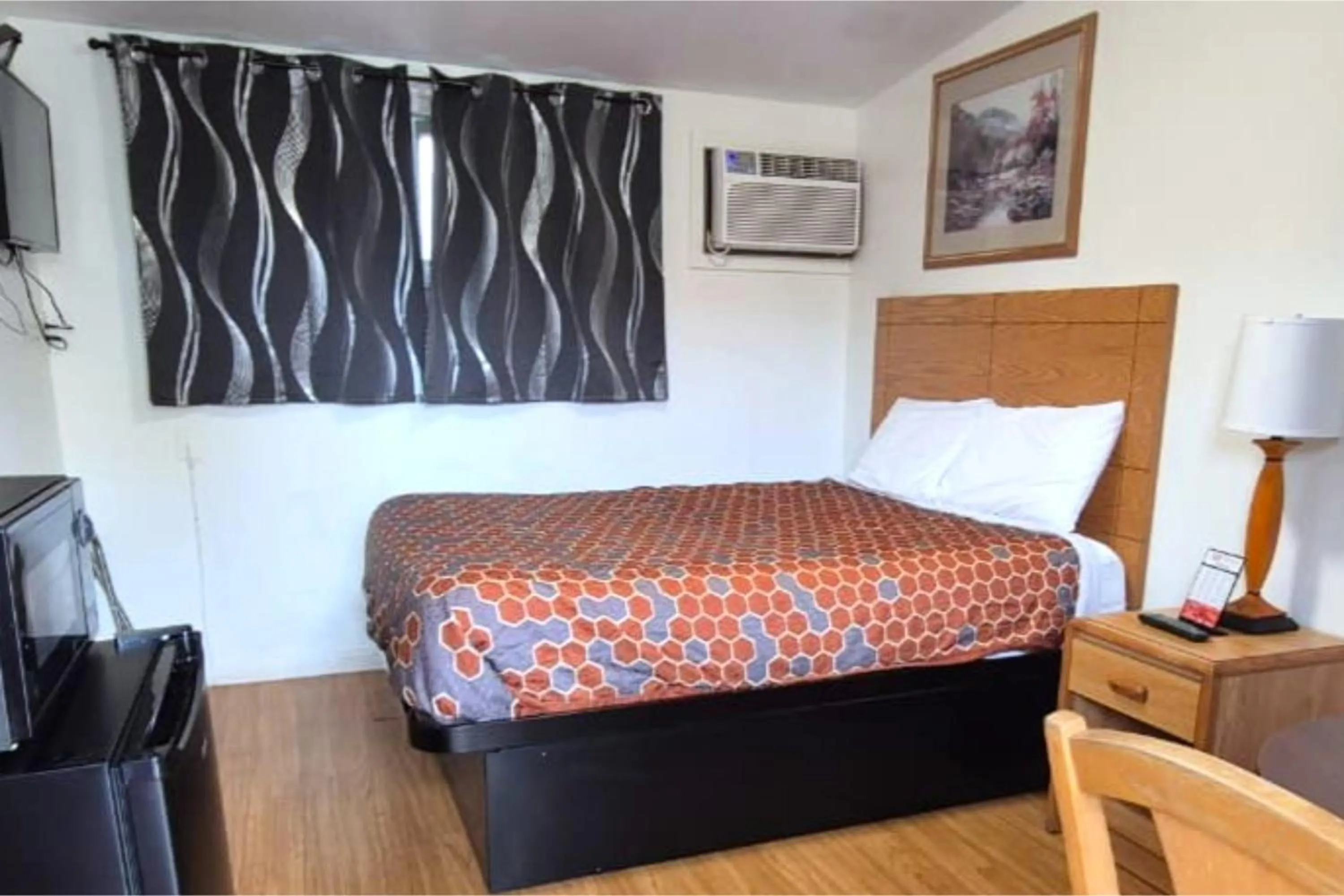 Bedroom, Bed in Economy Inn Cadillac MI by Hotel O