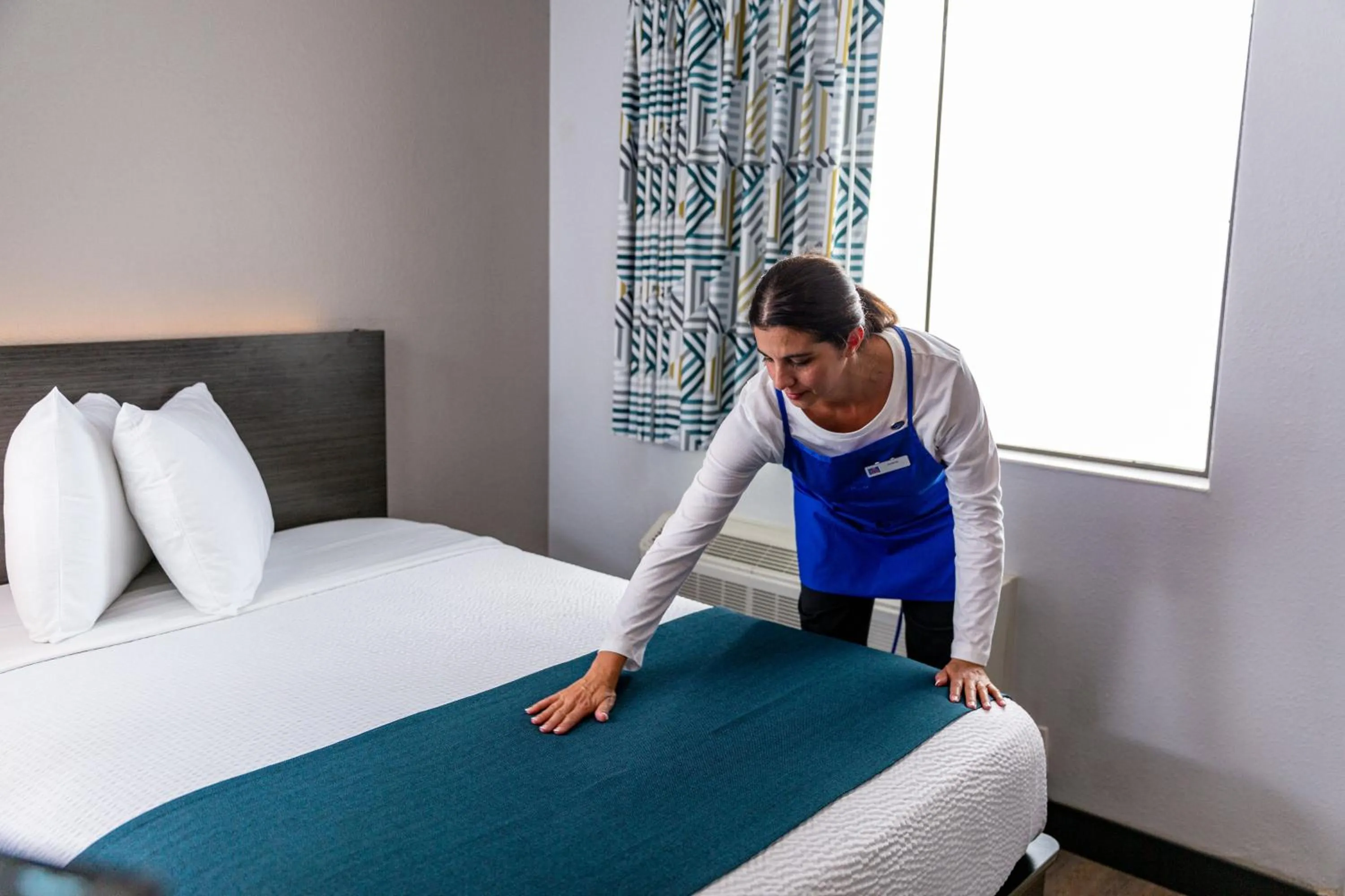 Staff, Bed in Studio 6-Opelika, AL - Auburn Al