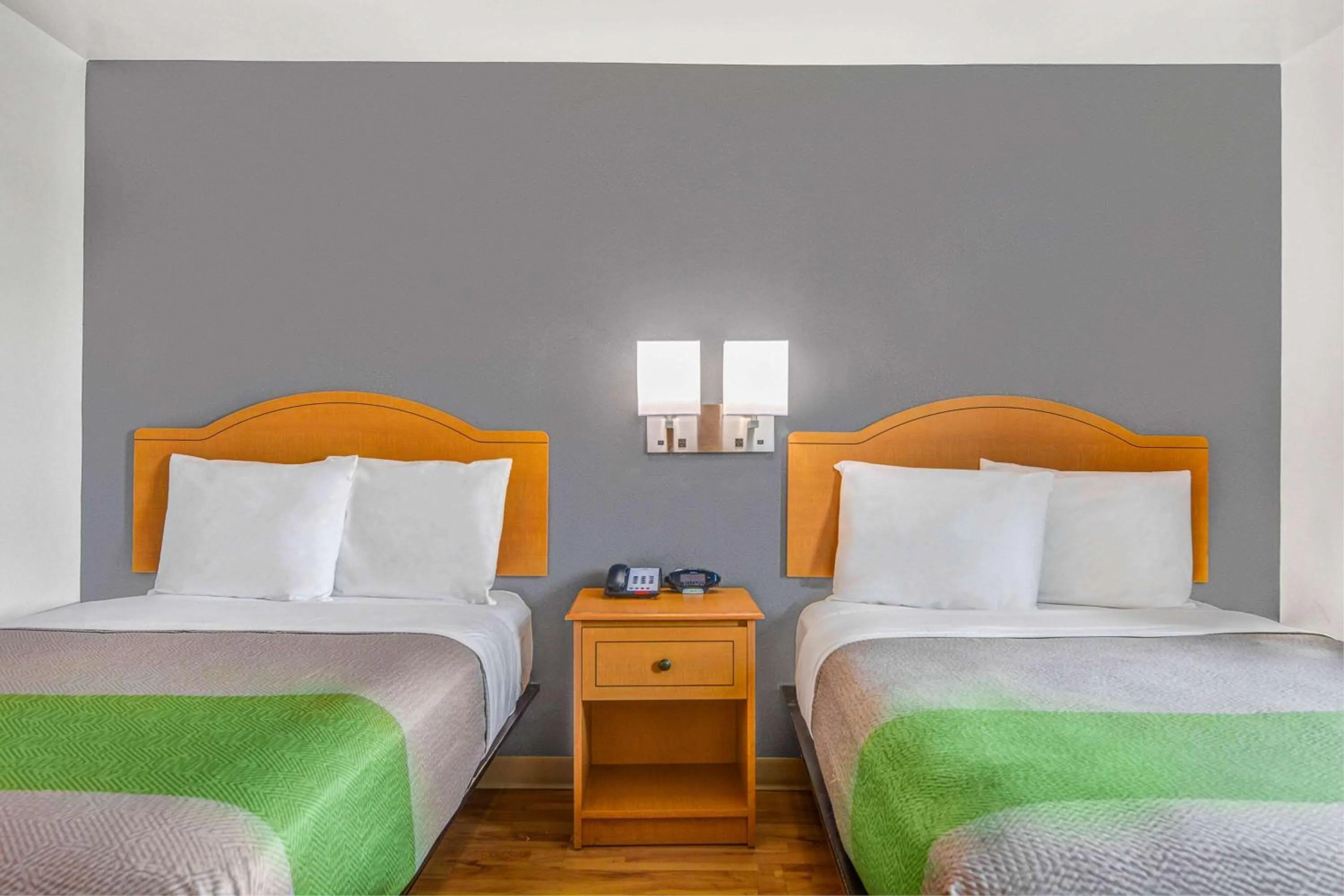 Photo of the whole room, Bed in Studio 6-Opelika, AL - Auburn Al