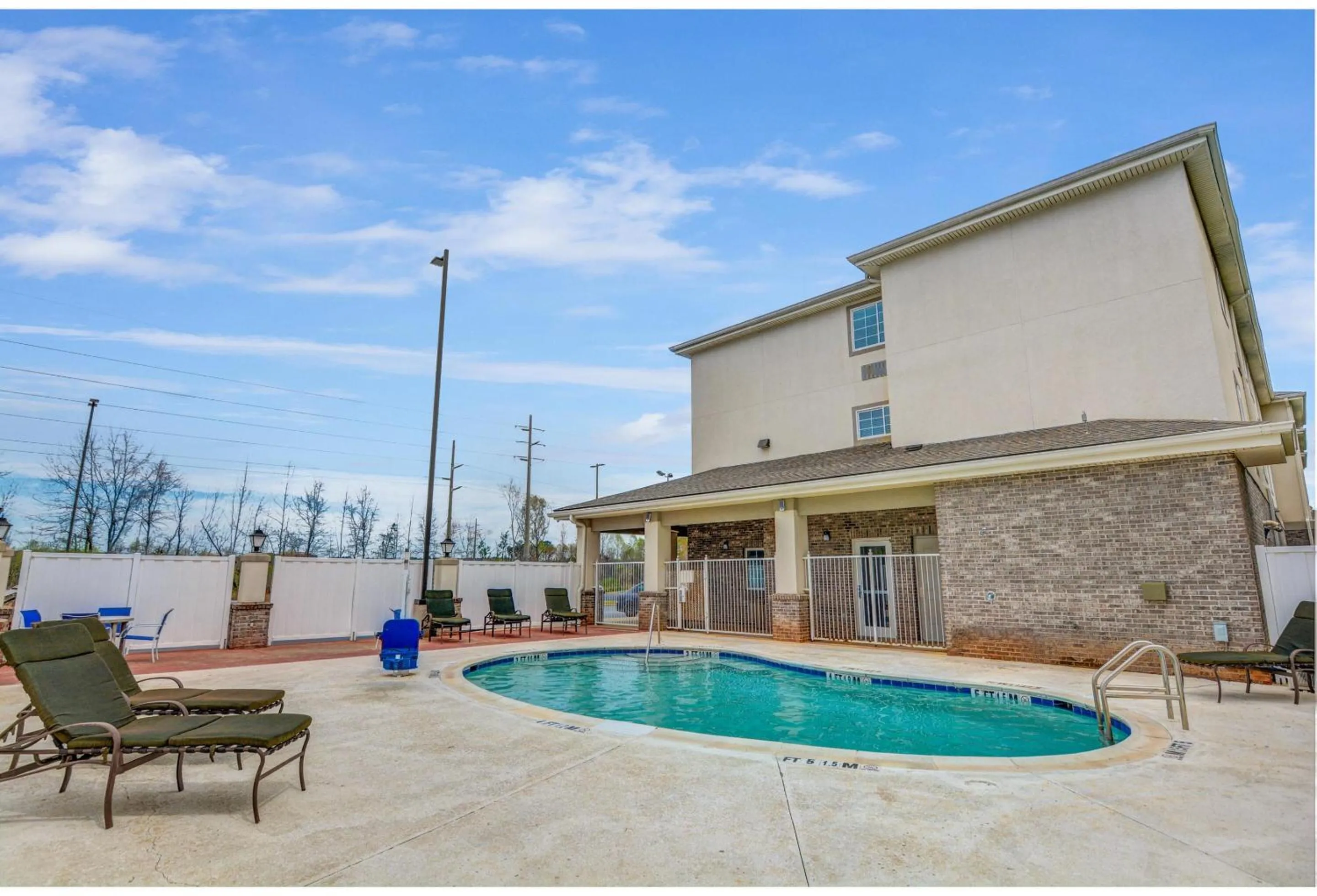 Swimming pool in Studio 6-Opelika, AL - Auburn Al