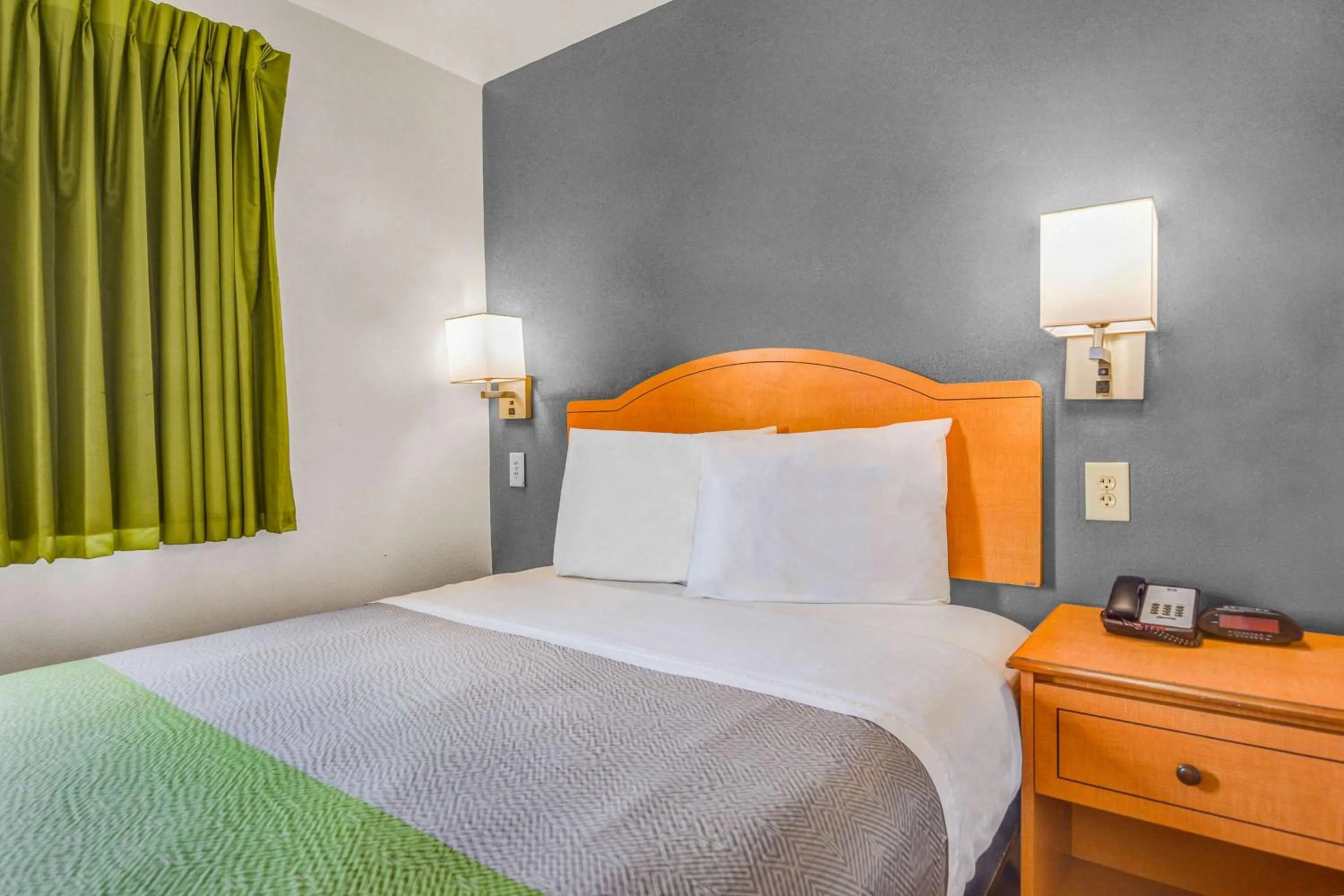 Photo of the whole room, Bed in Studio 6-Opelika, AL - Auburn Al