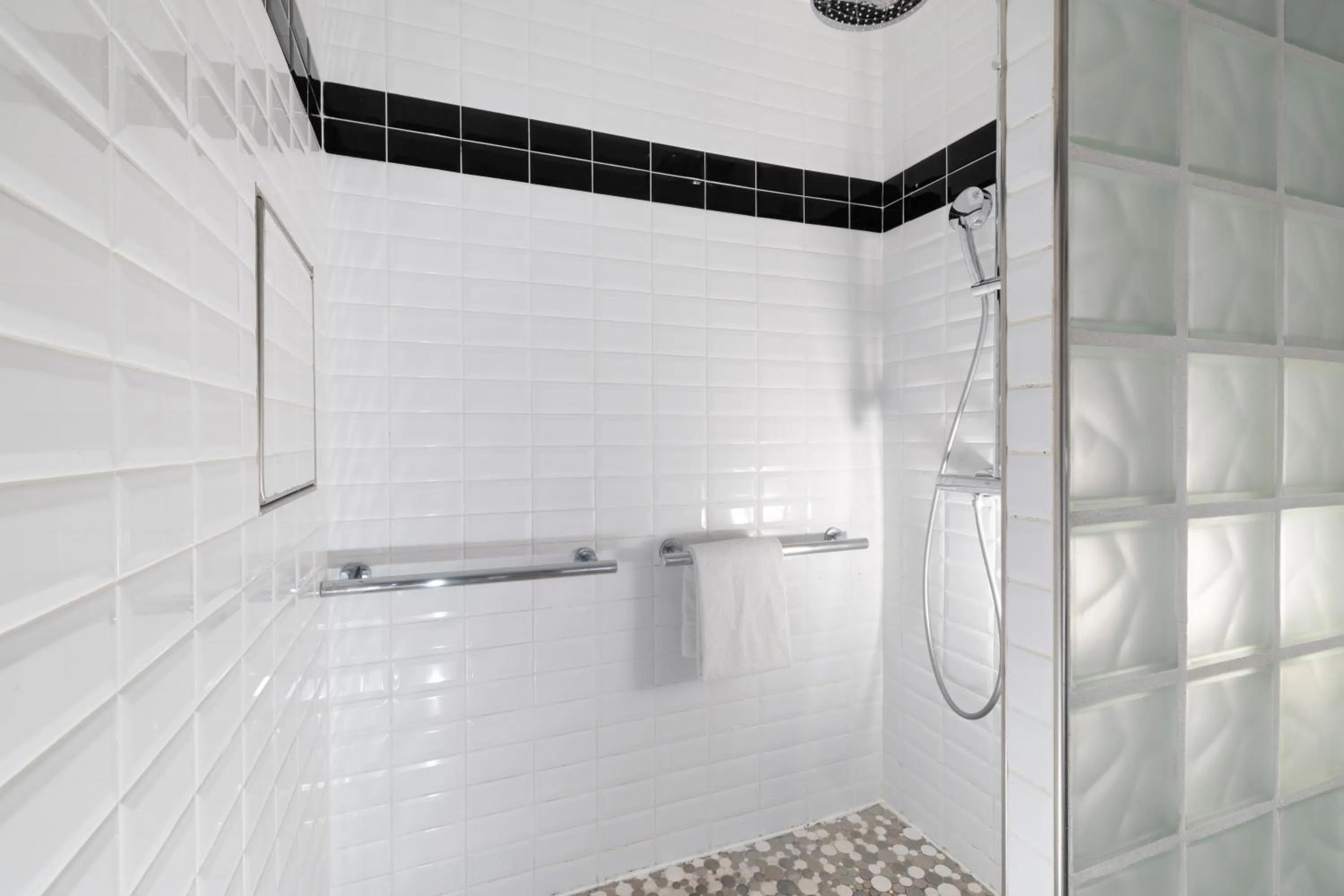 Shower in Hôtel WYLD Saint Germain