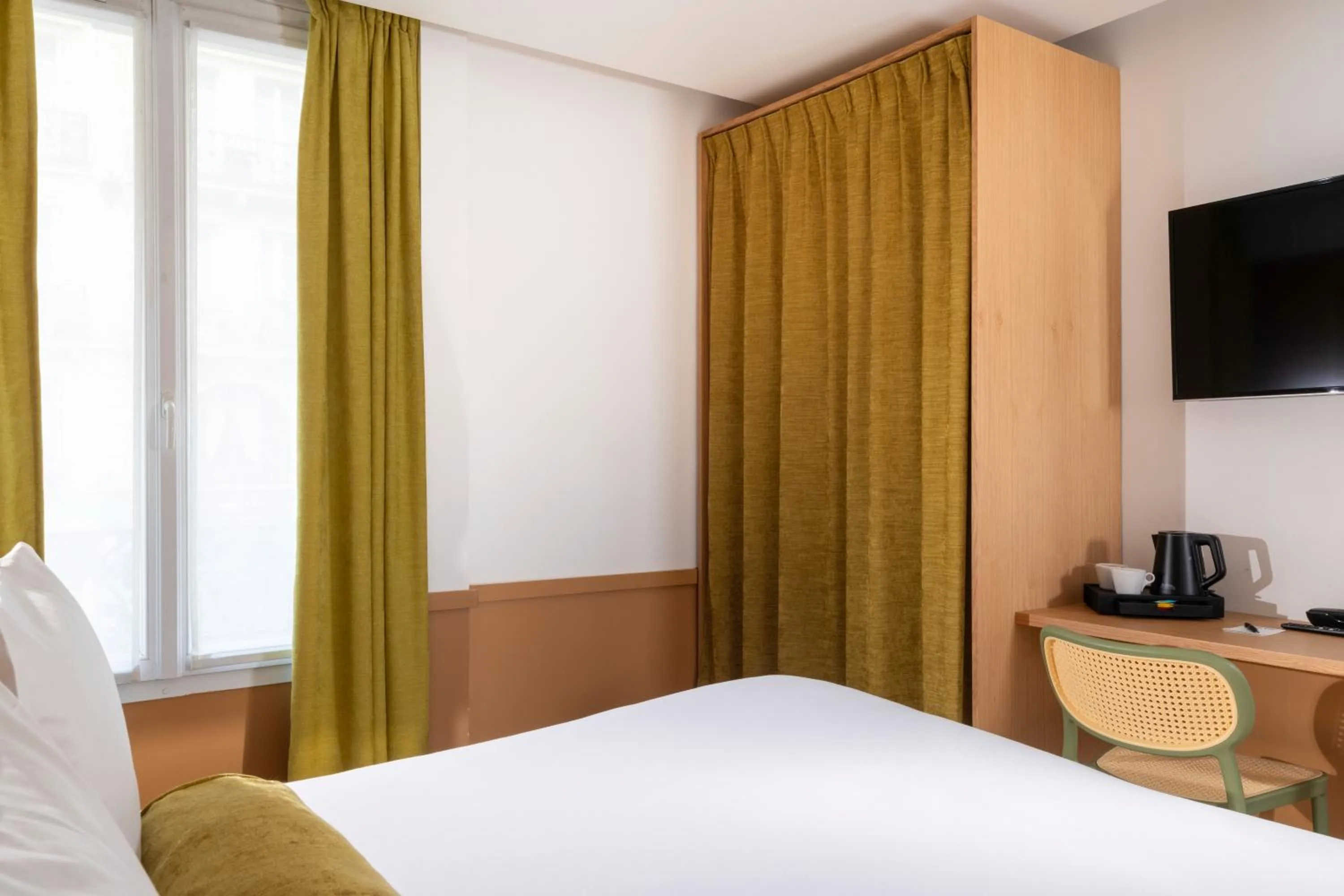 Bedroom, Bed in Hôtel WYLD Saint Germain