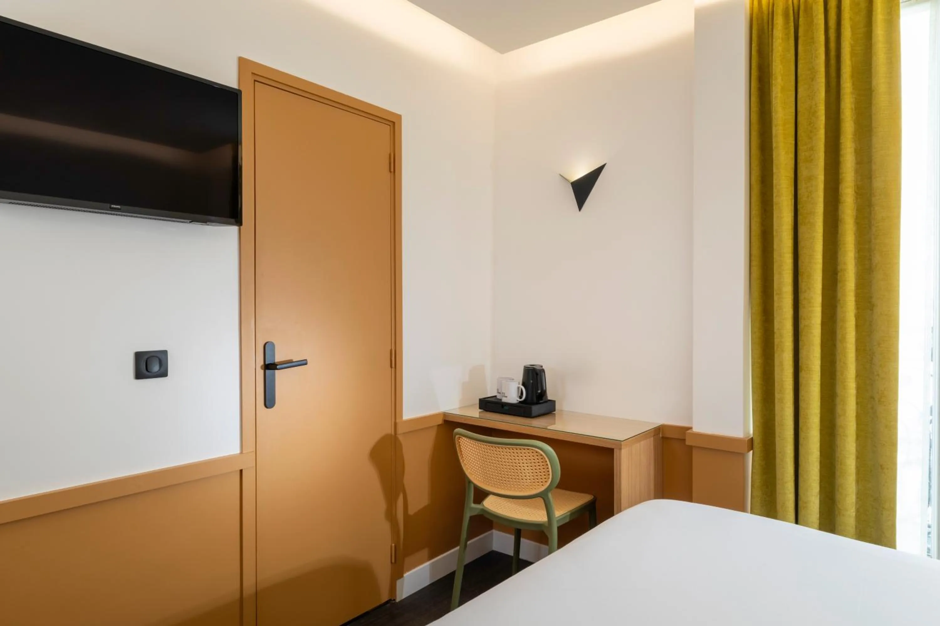 Bedroom, Bed in Hôtel WYLD Saint Germain