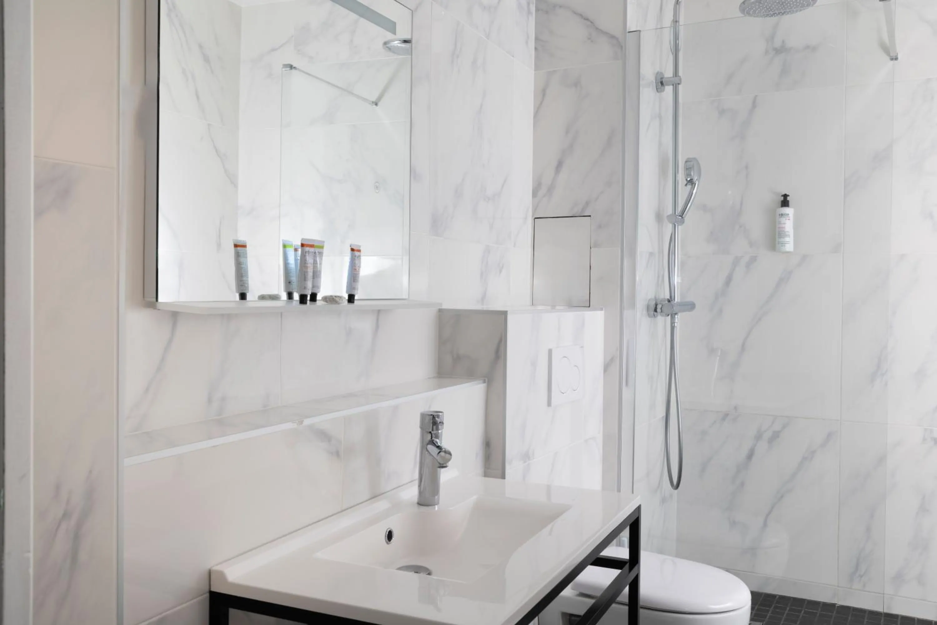 Shower in Hôtel WYLD Saint Germain