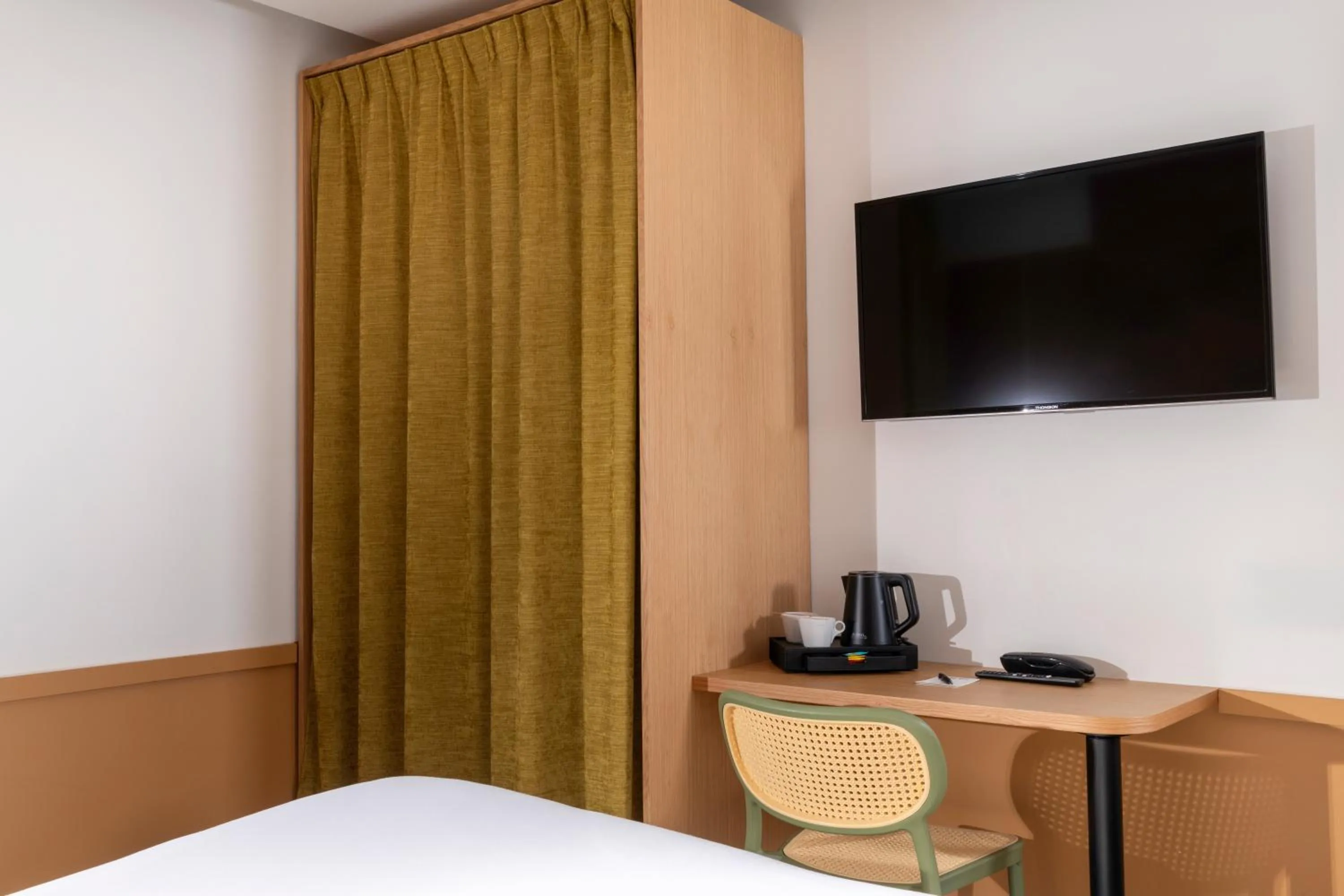 Bedroom, Bed in Hôtel WYLD Saint Germain