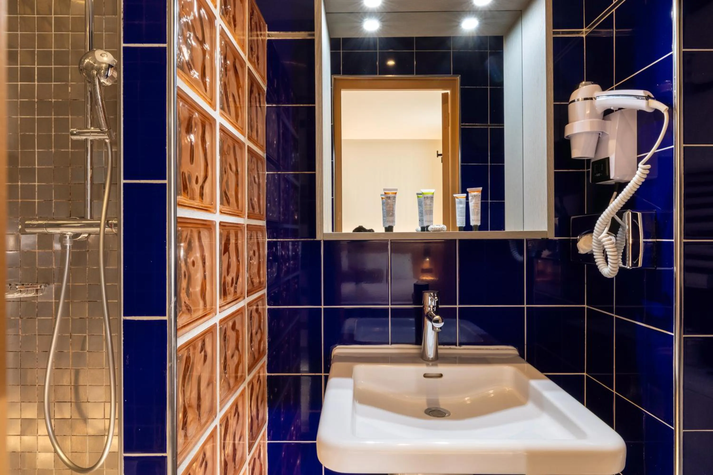 Shower in Hôtel WYLD Saint Germain