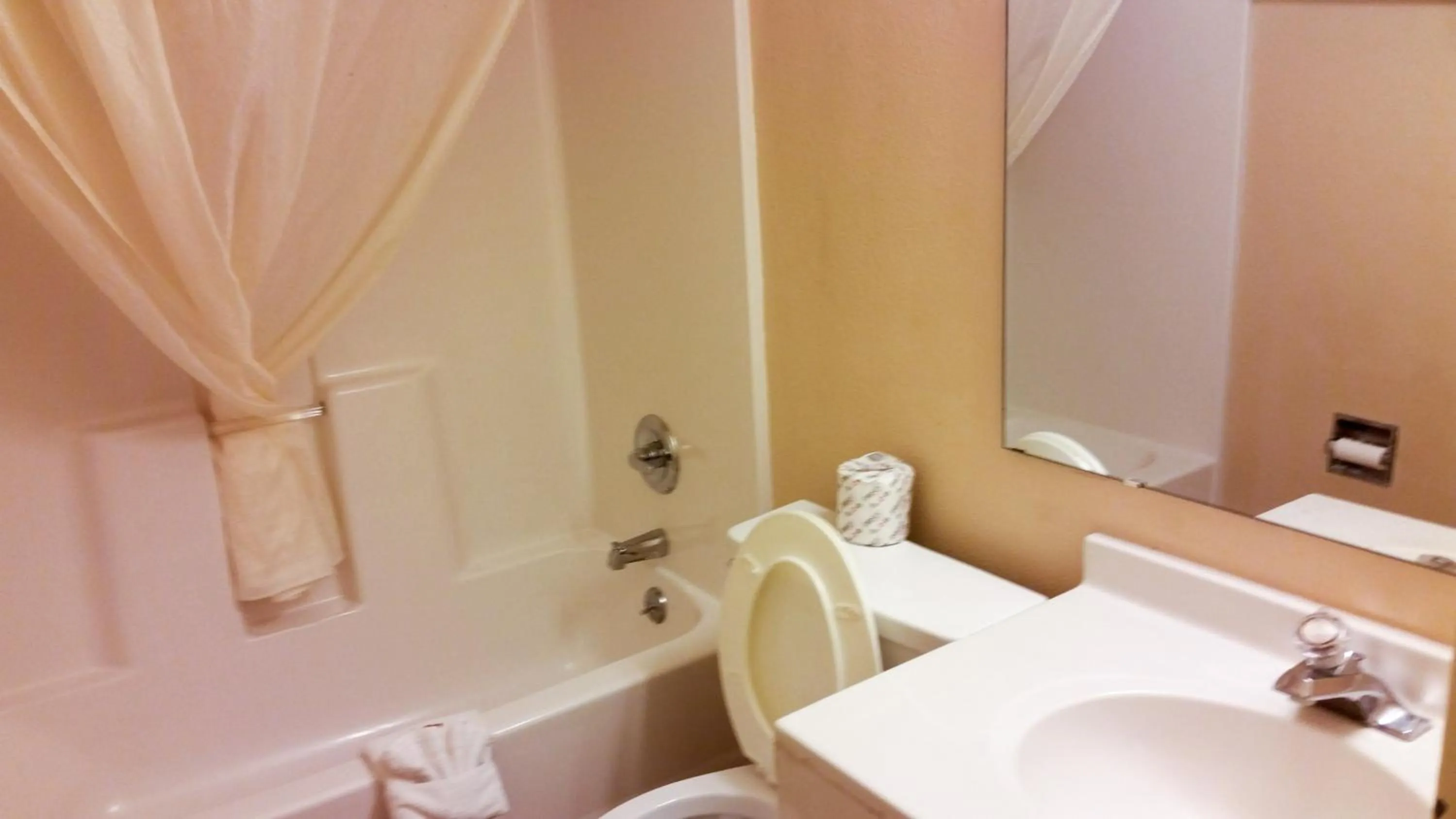 Bathroom in Motel 6 Elk City, Ok