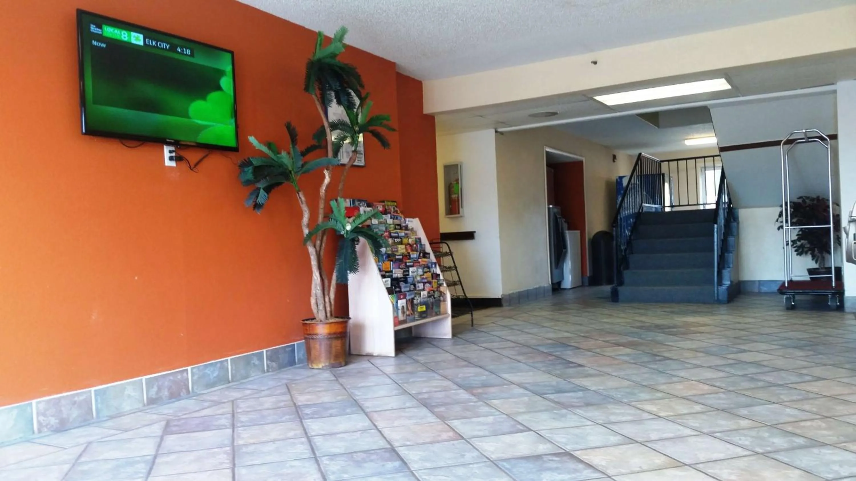 Communal lounge/ TV room in Motel 6 Elk City, Ok