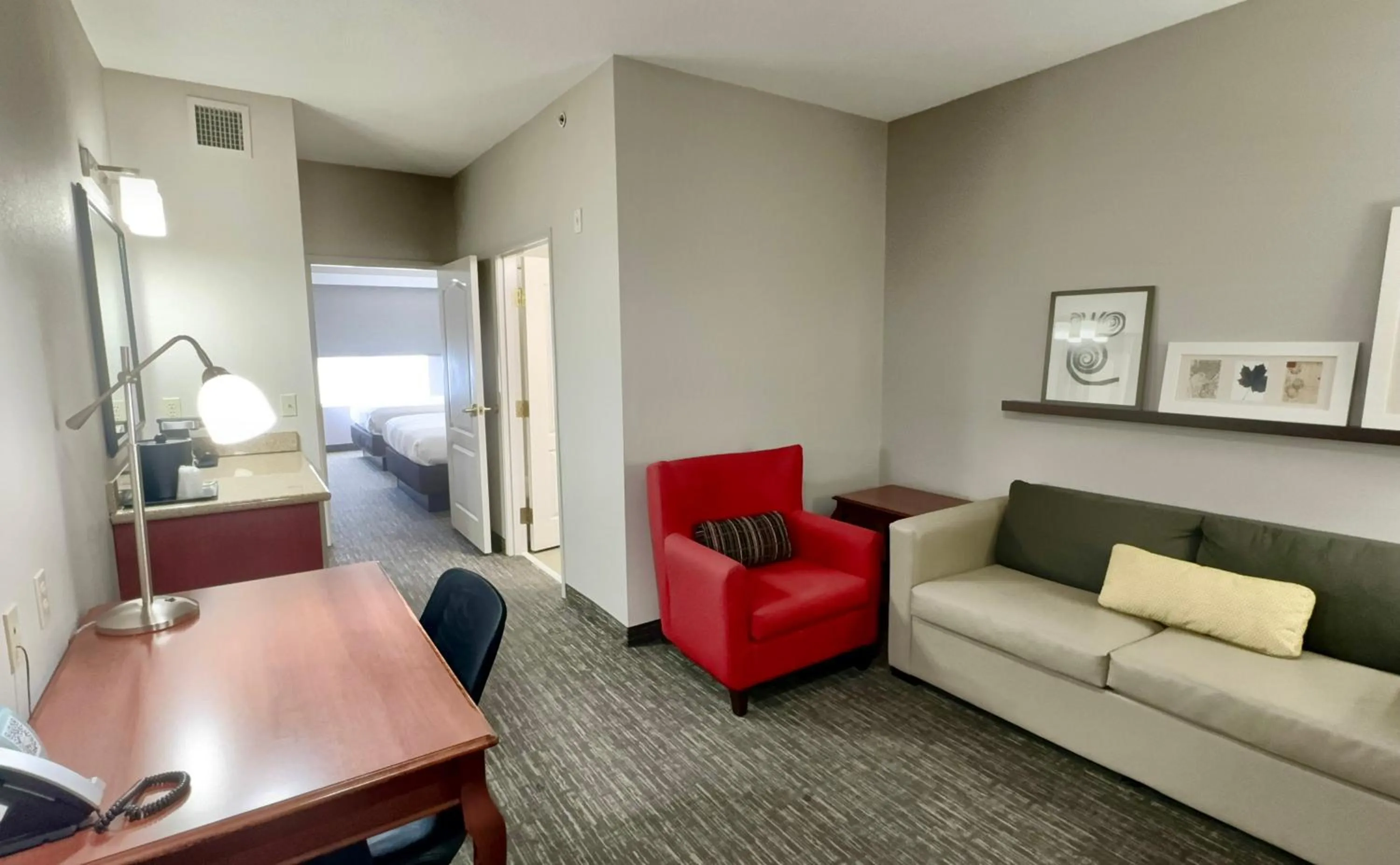Living room in Country Inn & Suites by Radisson, Harrisonburg, VA