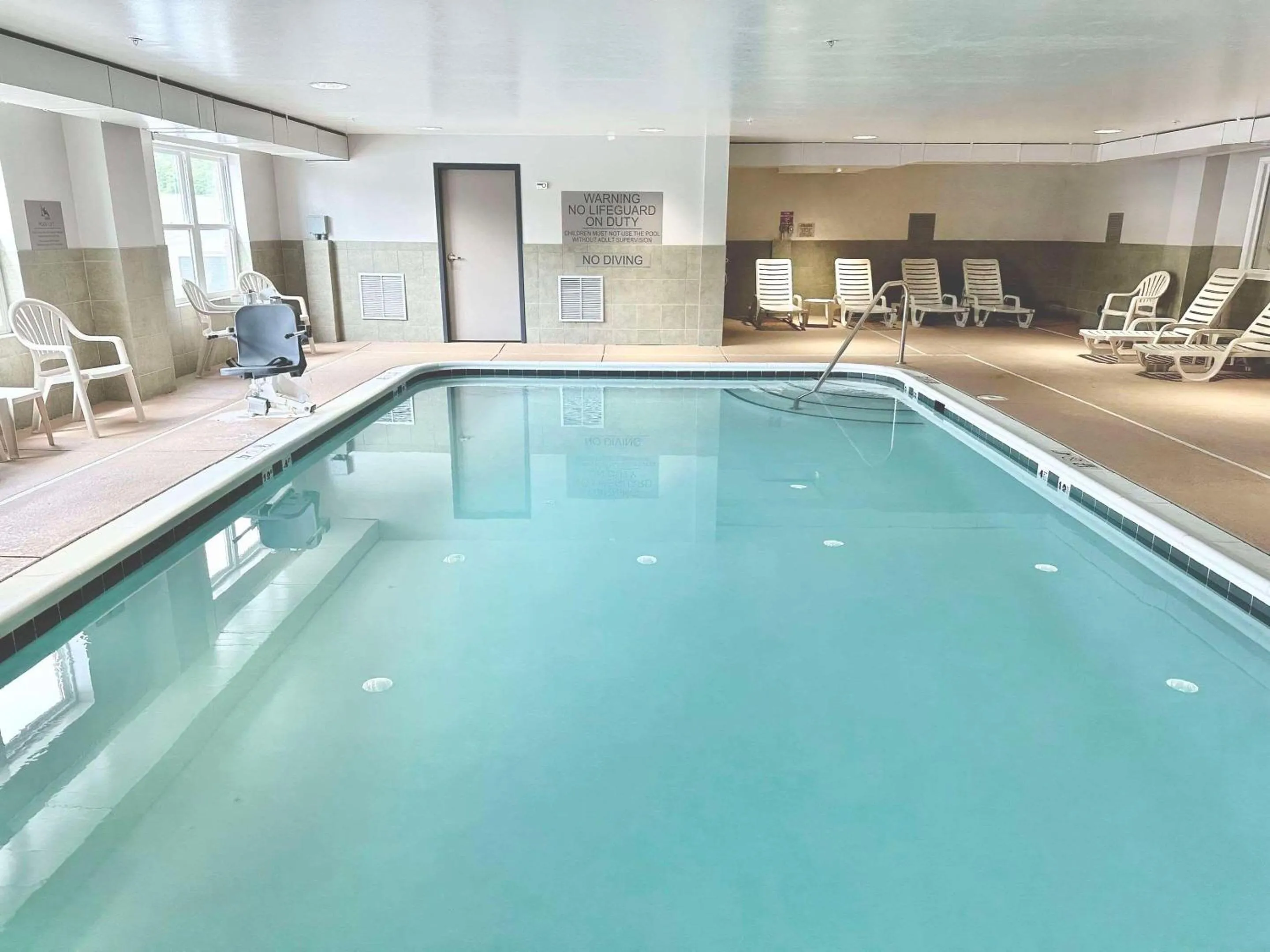 Swimming pool in Country Inn & Suites by Radisson, Harrisonburg, VA