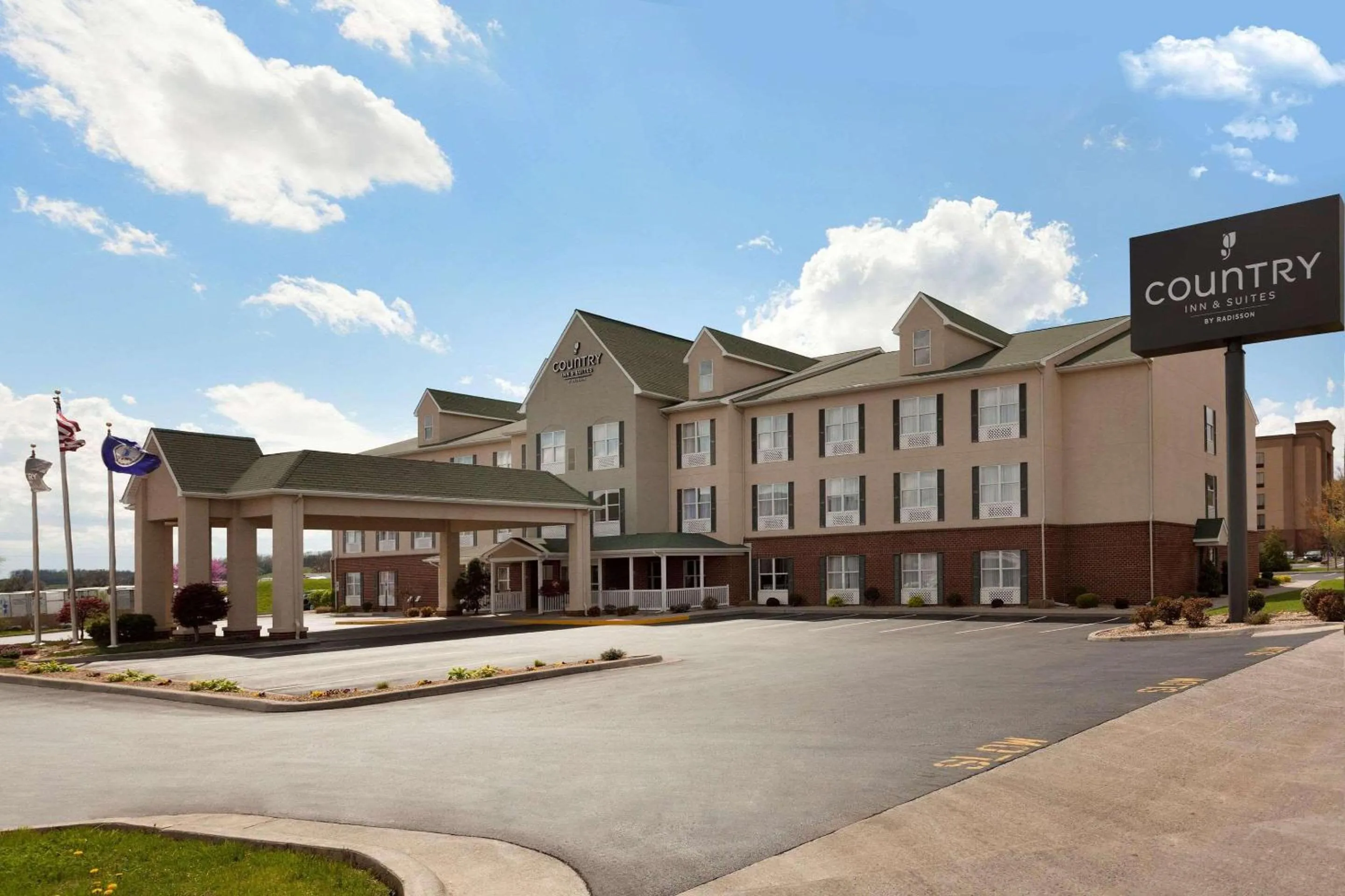 Property building in Country Inn & Suites by Radisson, Harrisonburg, VA