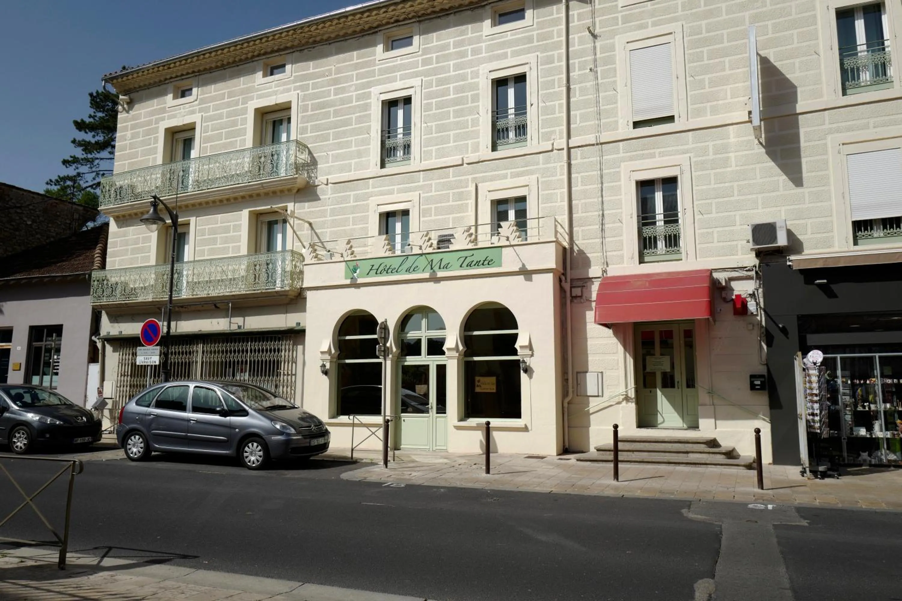 Property building in Hotel De Ma Tante