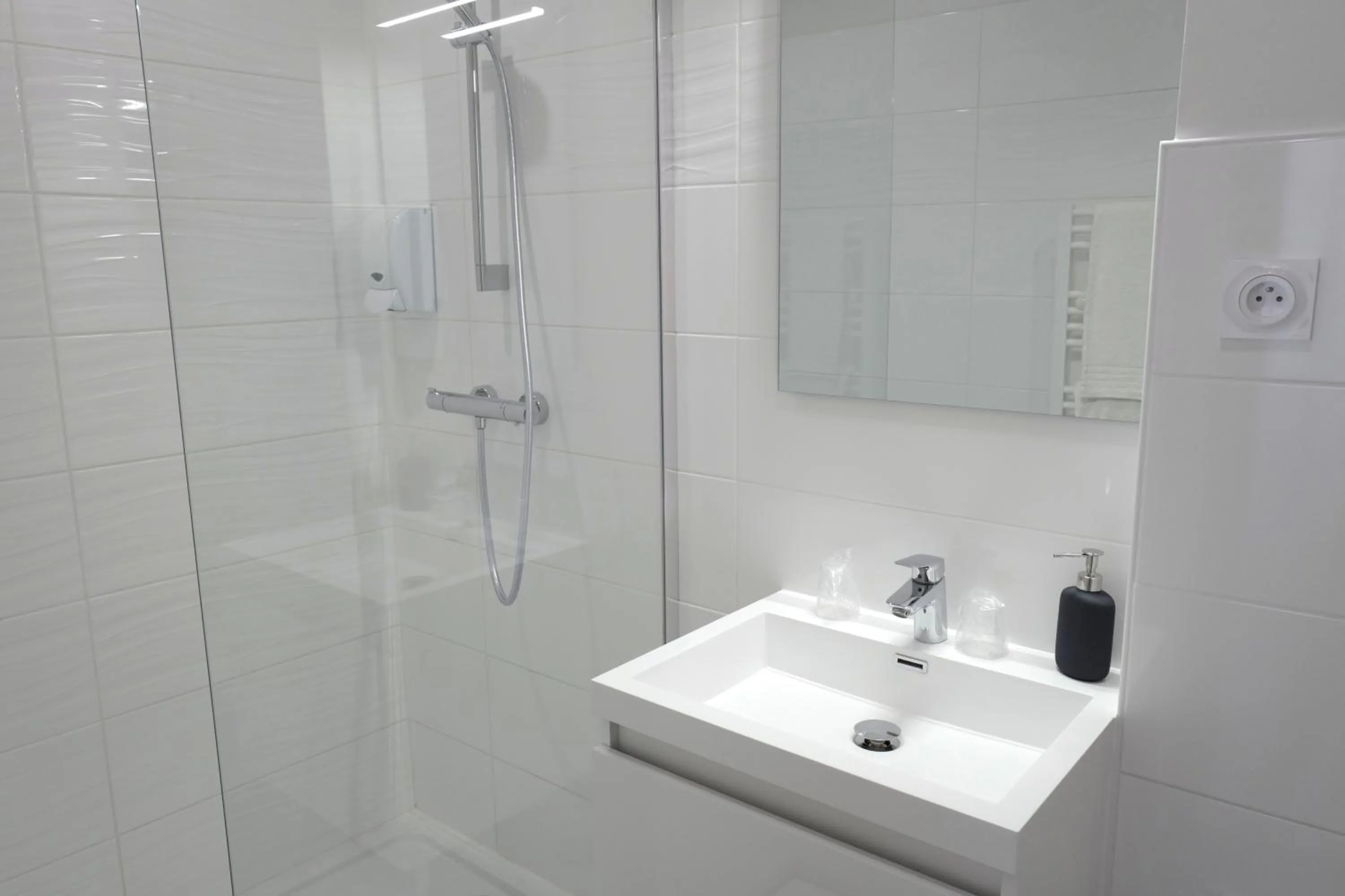 Shower in Hotel De Ma Tante