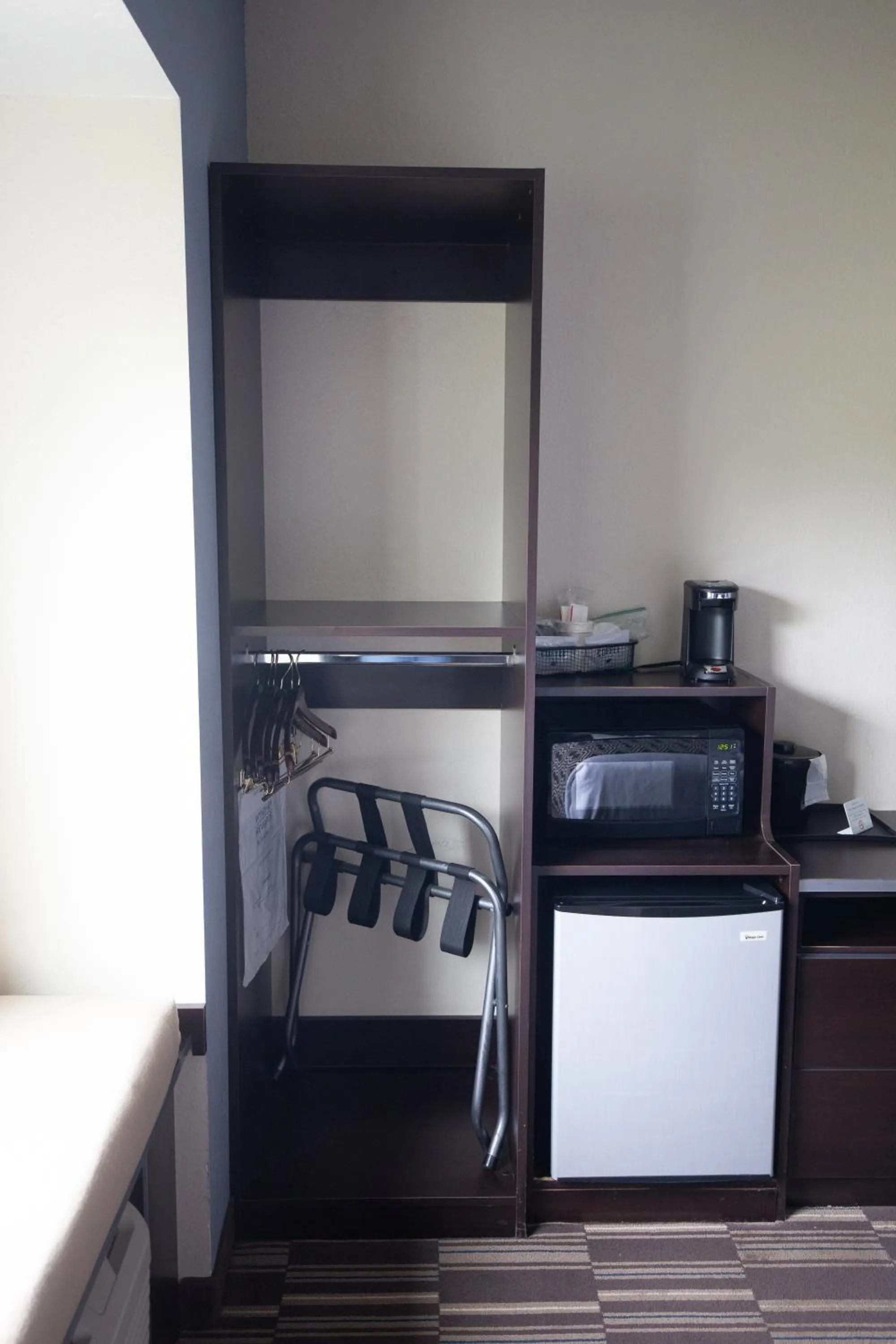 Kitchen or kitchenette, Bed in Microtel Inn & Suites by Wyndham Waynesburg