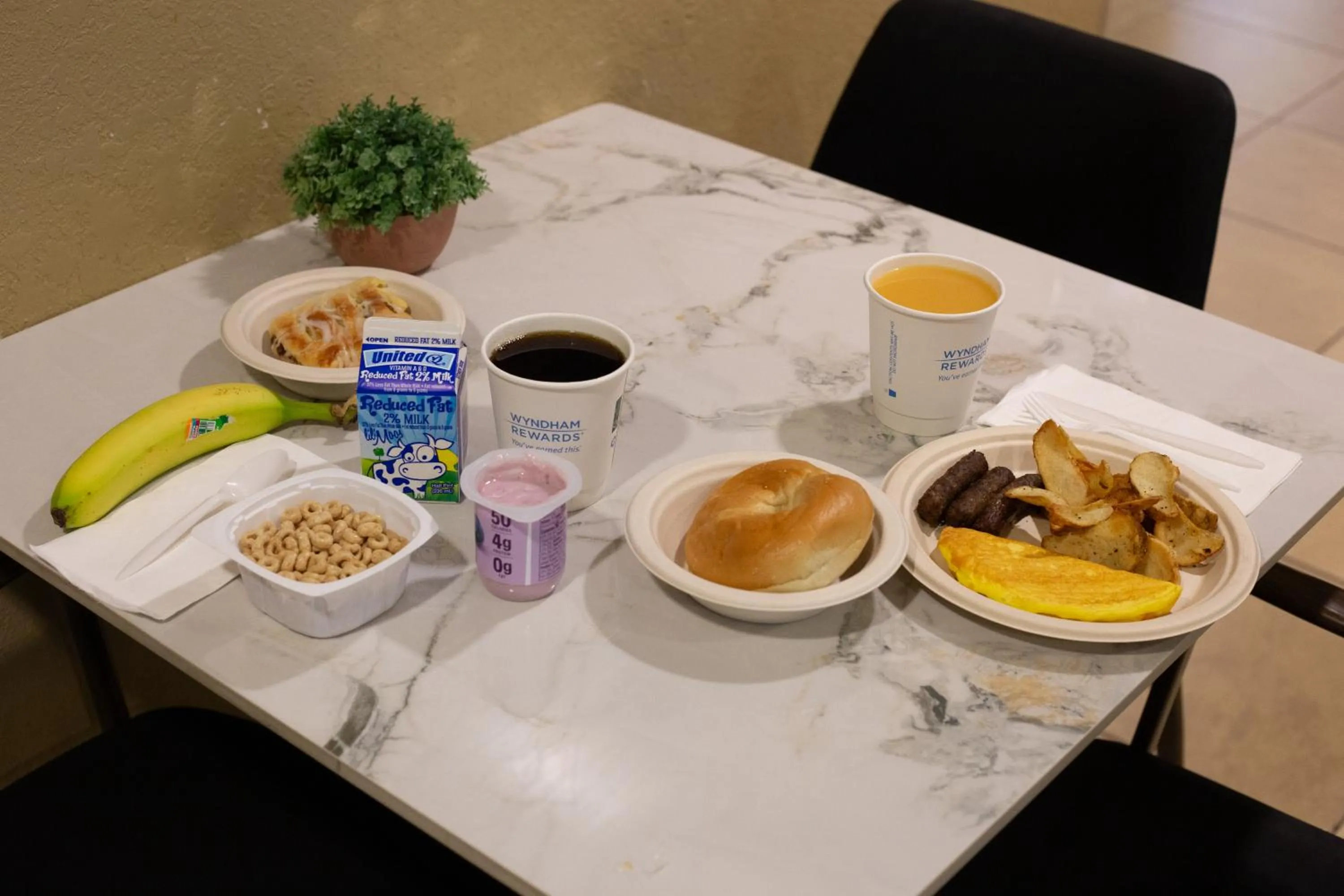 Food and drinks in Microtel Inn & Suites by Wyndham Waynesburg