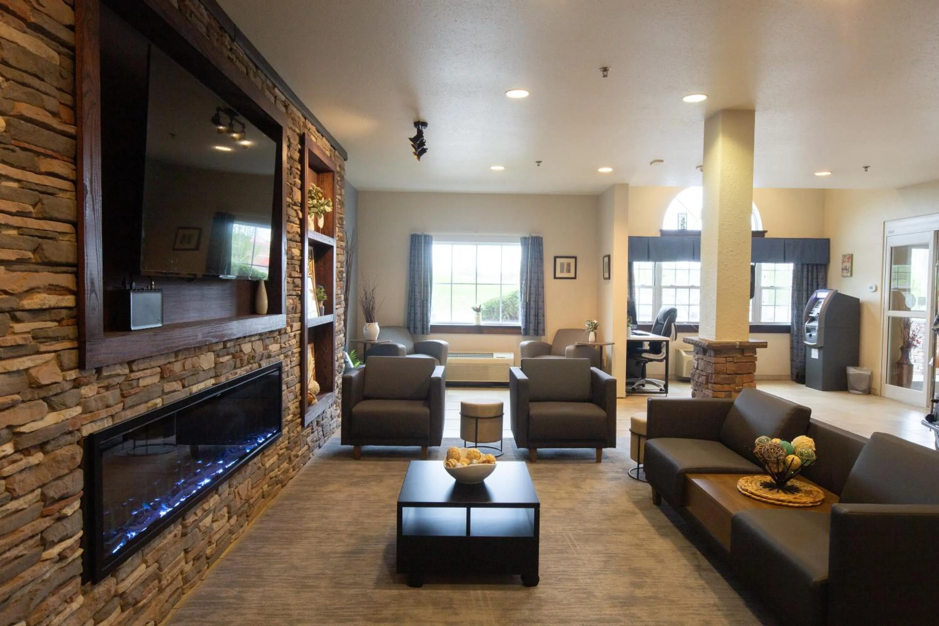 Communal lounge/ TV room in Microtel Inn & Suites by Wyndham Waynesburg