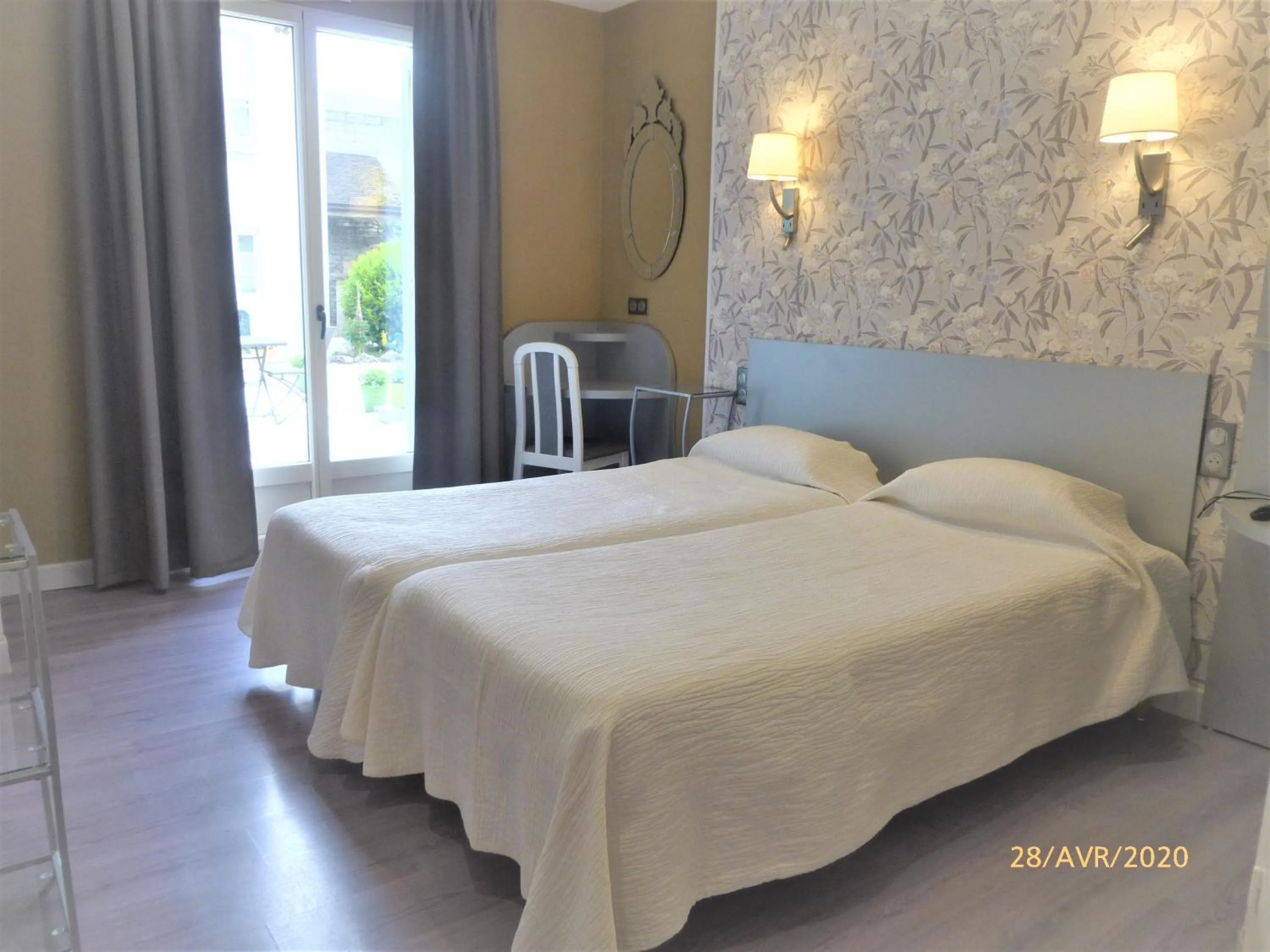 Shower, Bed in Beaune Hôtel