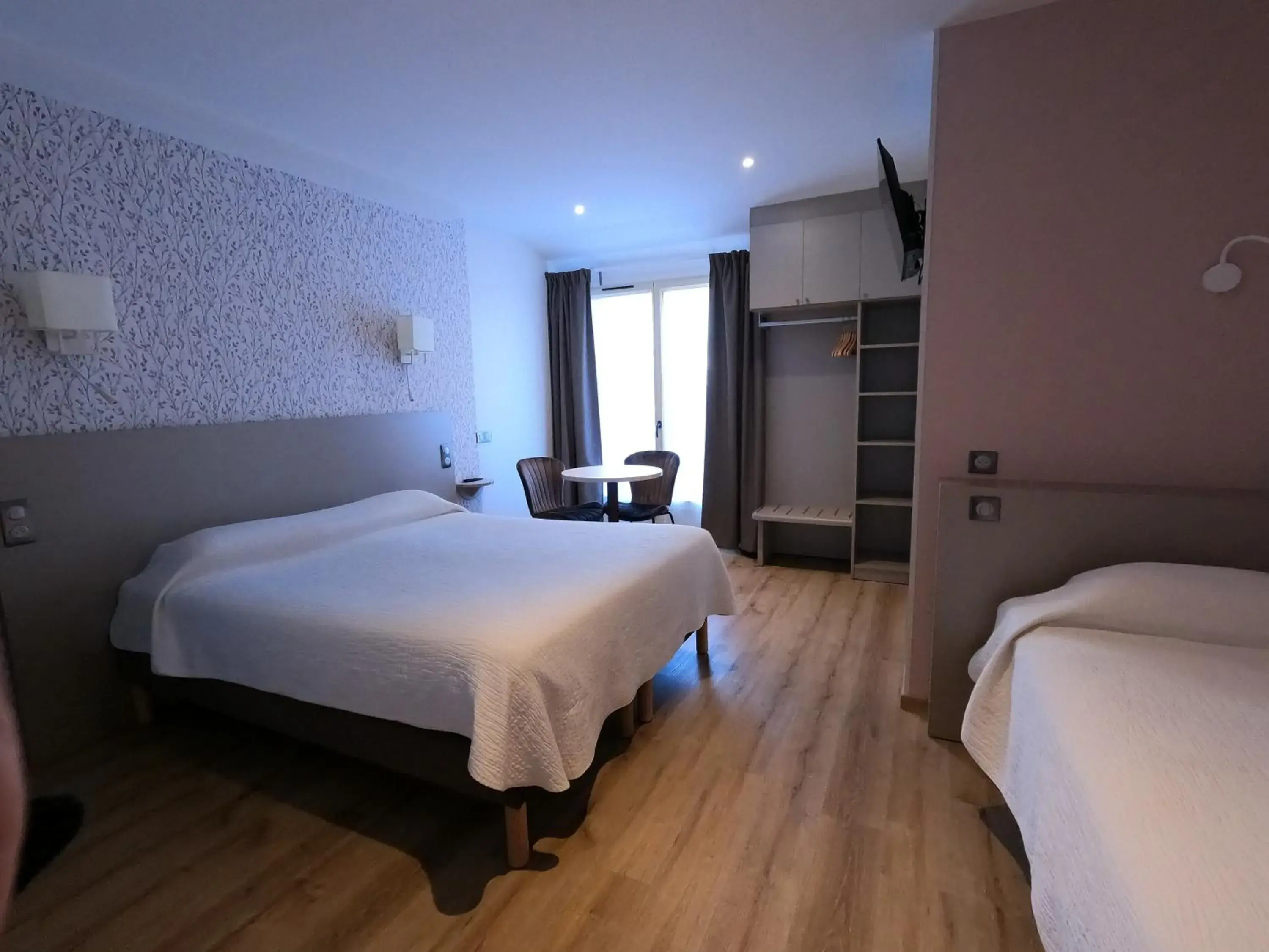 Triple Room - Disability Access in Beaune Hôtel Triple Room - Disability Access in Beaune Hôtel