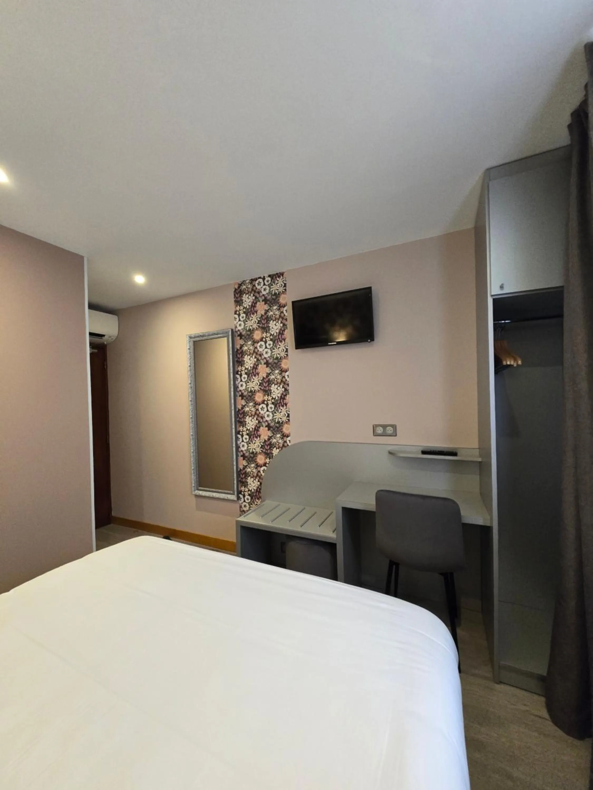 Bedroom, Bed in Beaune Hôtel