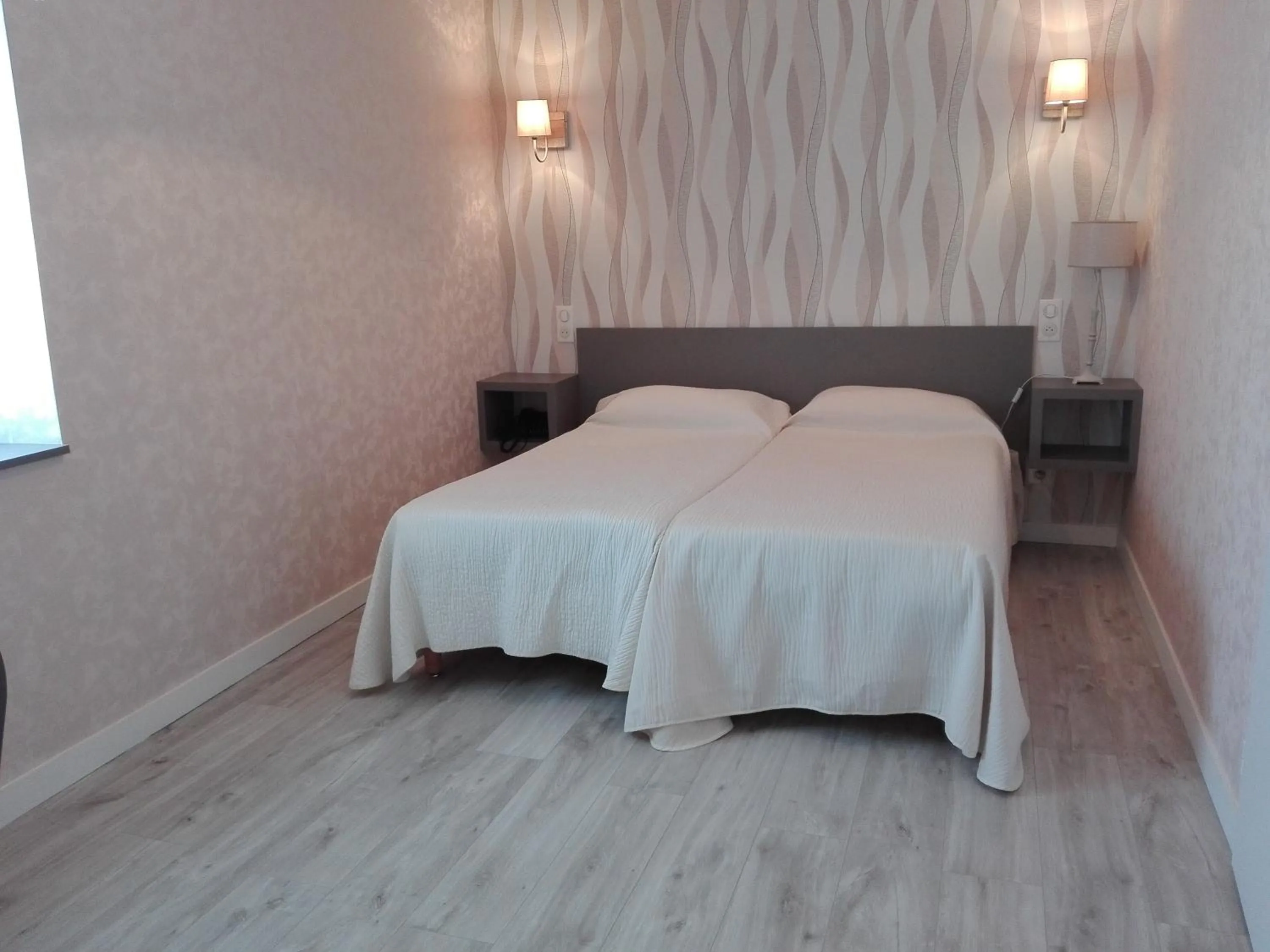 Bedroom, Bed in Beaune Hôtel