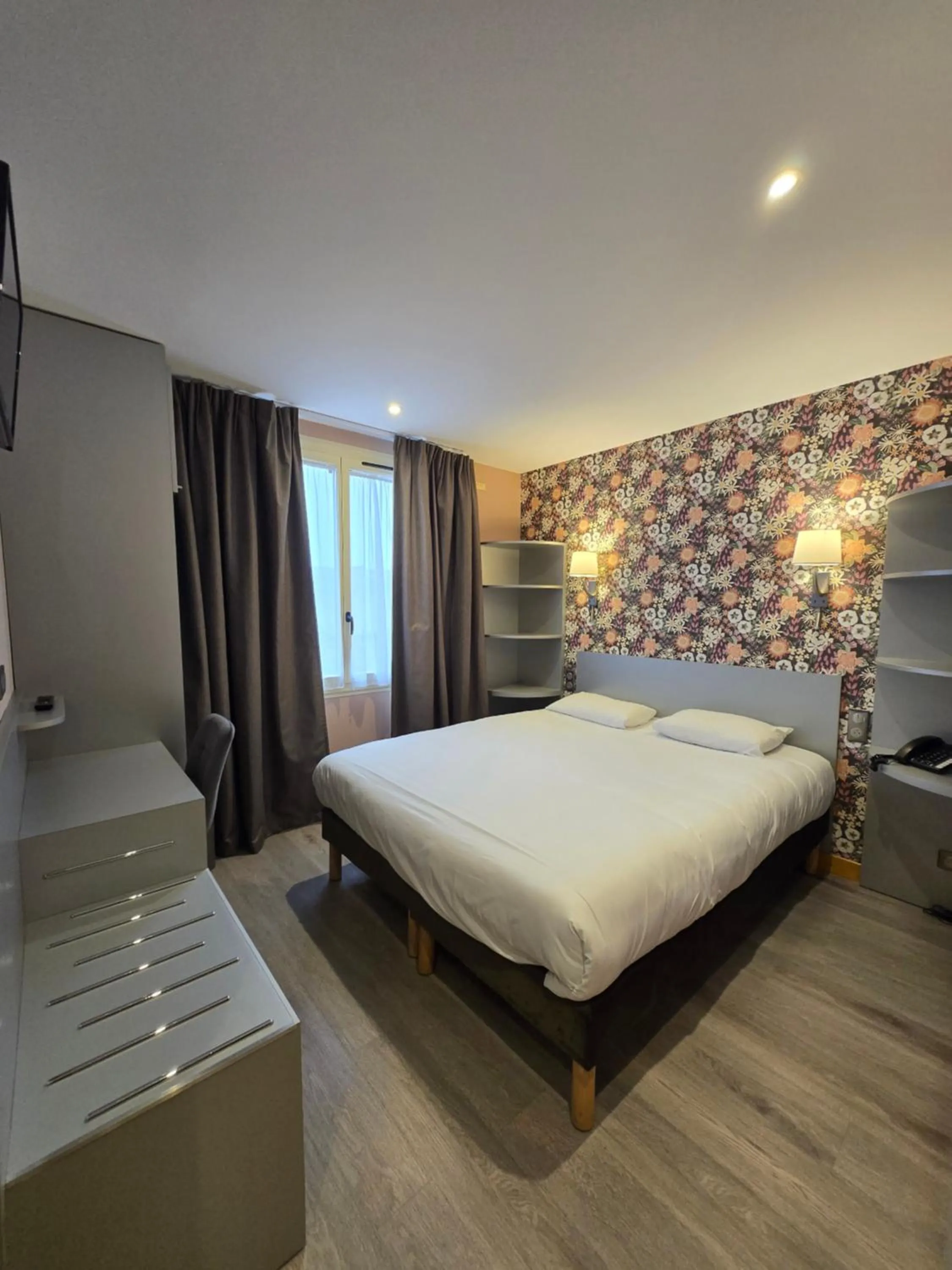 People, Bed in Beaune Hôtel