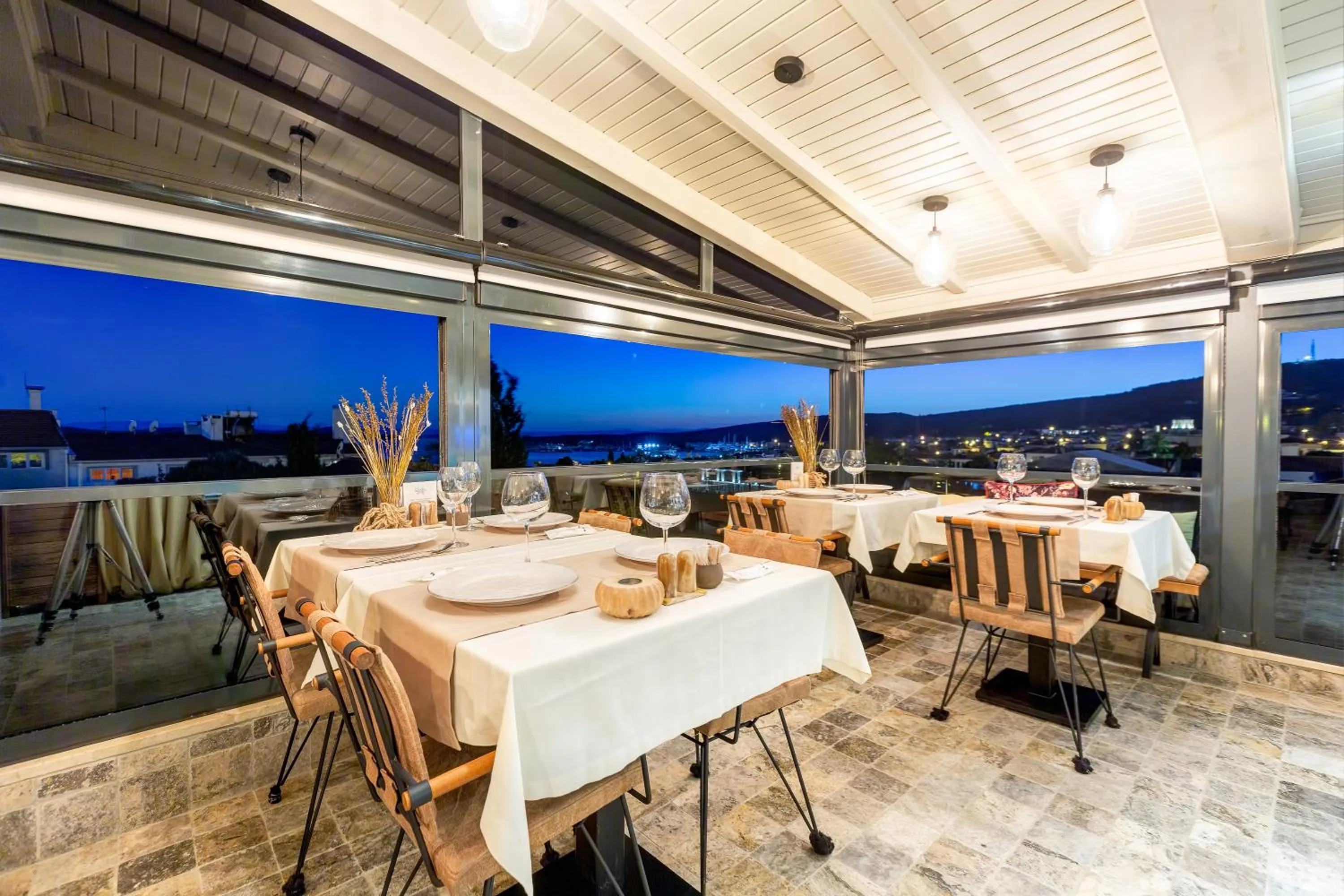 Restaurant/places to eat in Parna Hotel