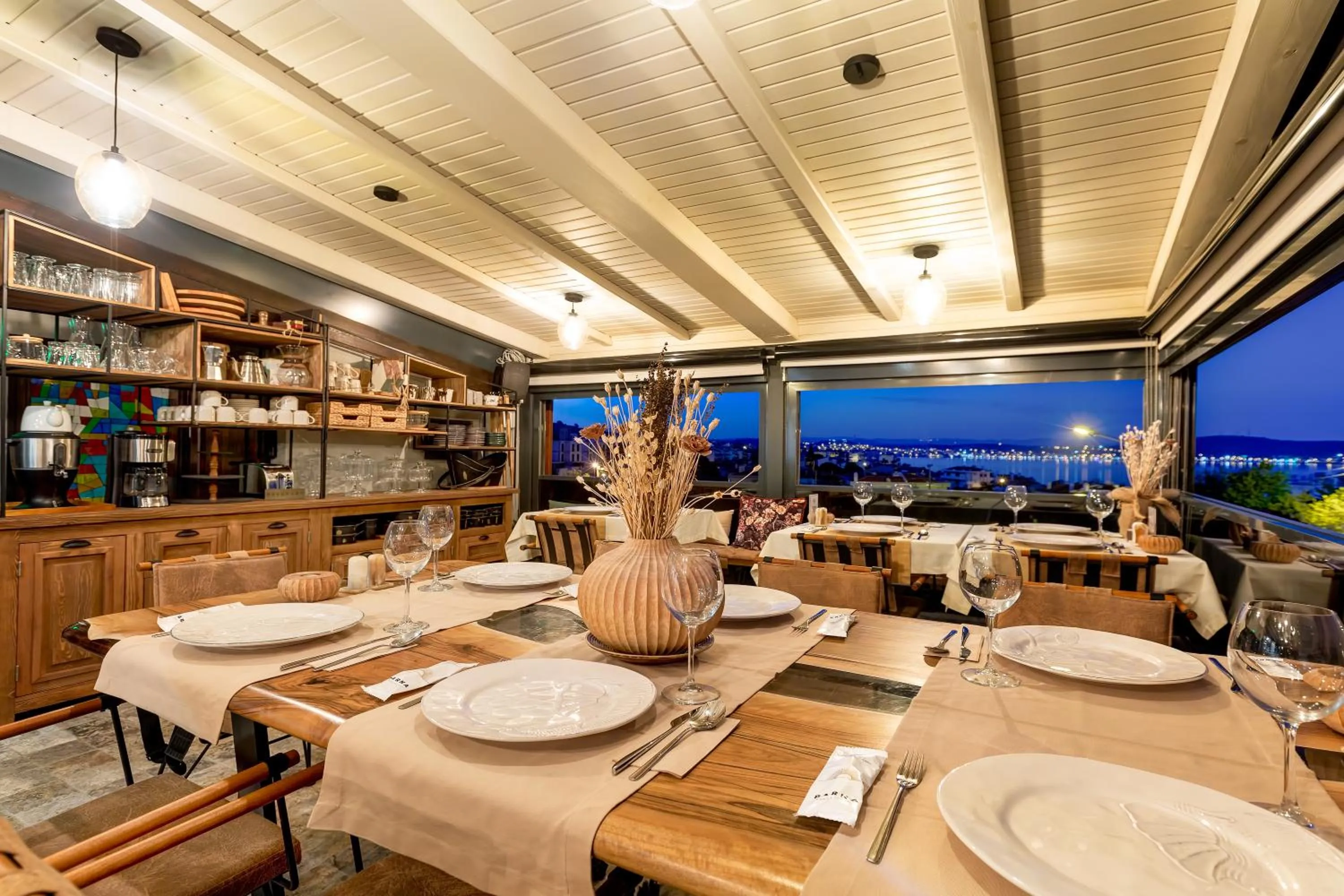 Restaurant/places to eat in Parna Hotel