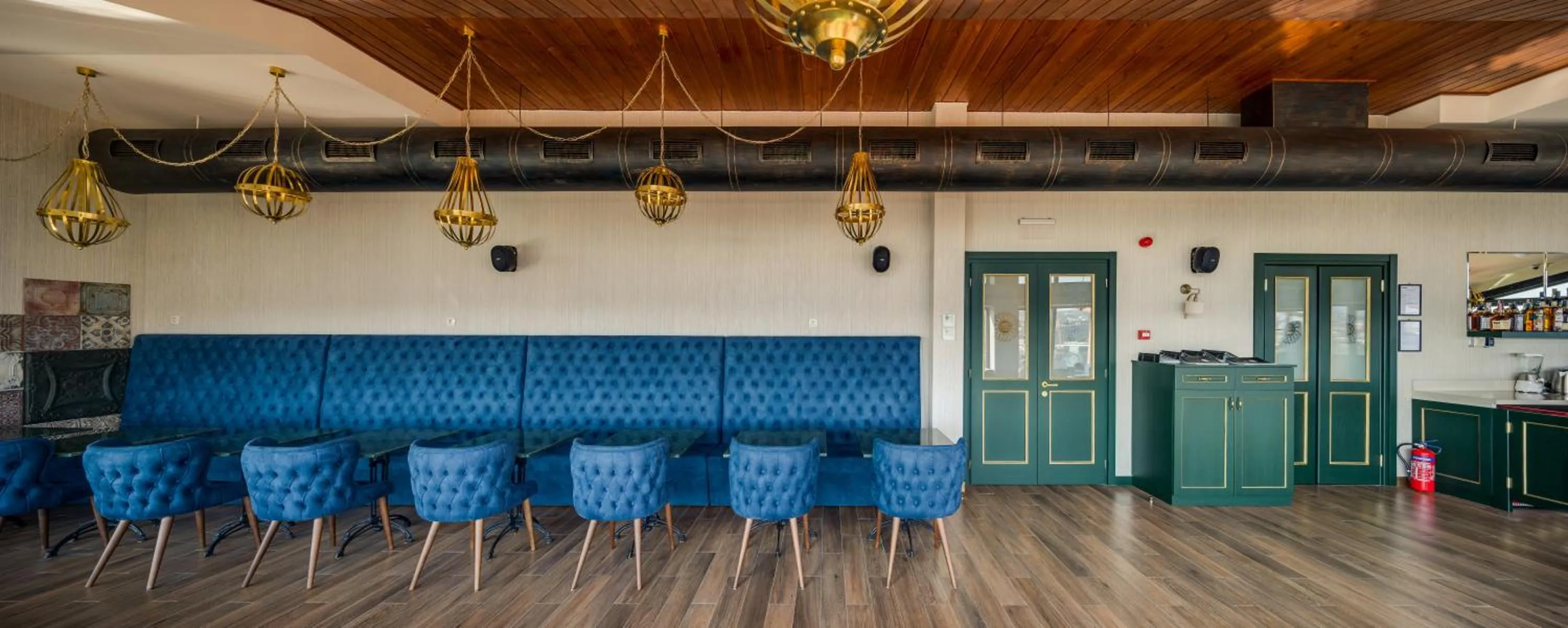 Restaurant/places to eat in Sole Palace