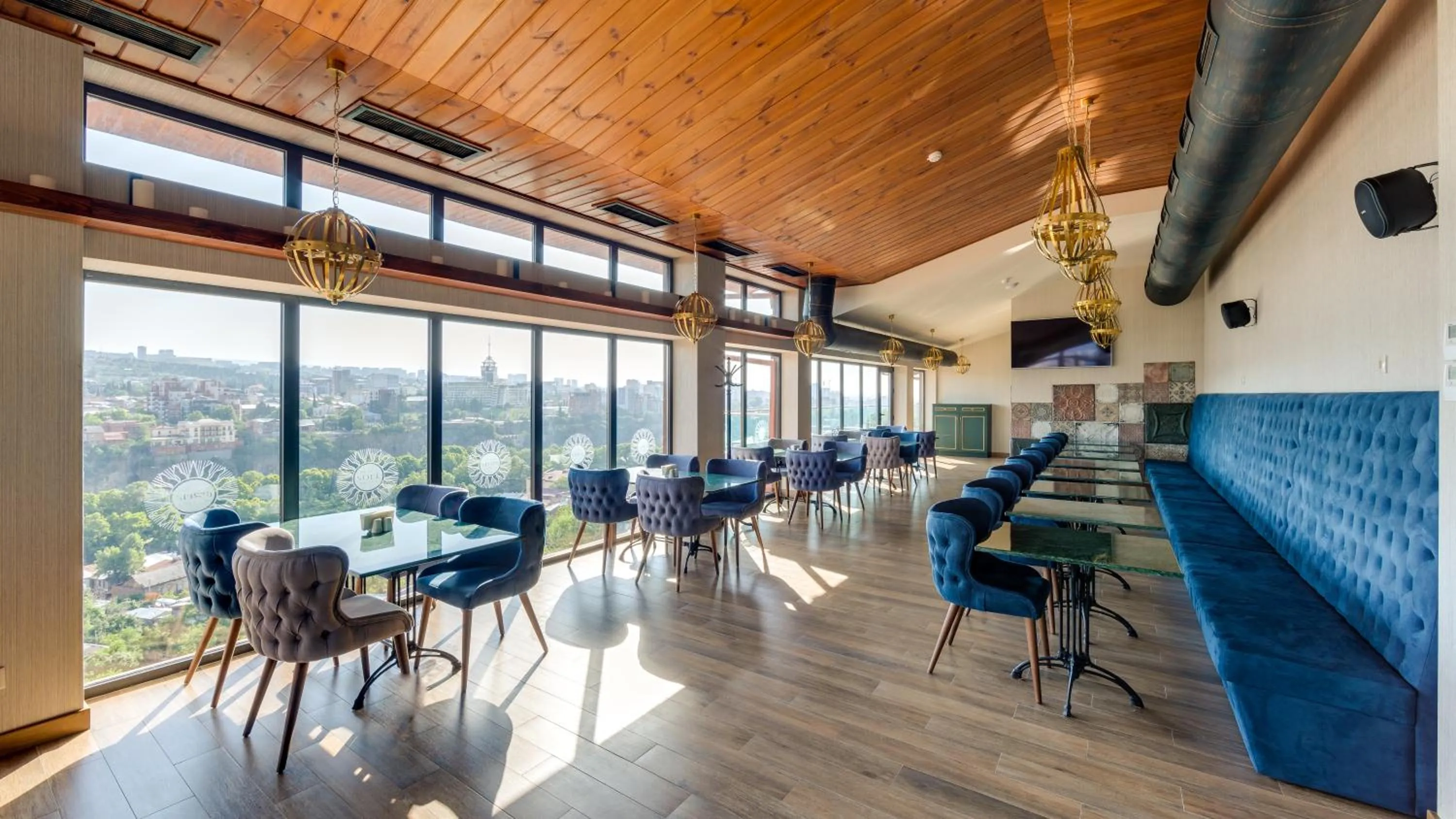 Restaurant/places to eat in Sole Palace