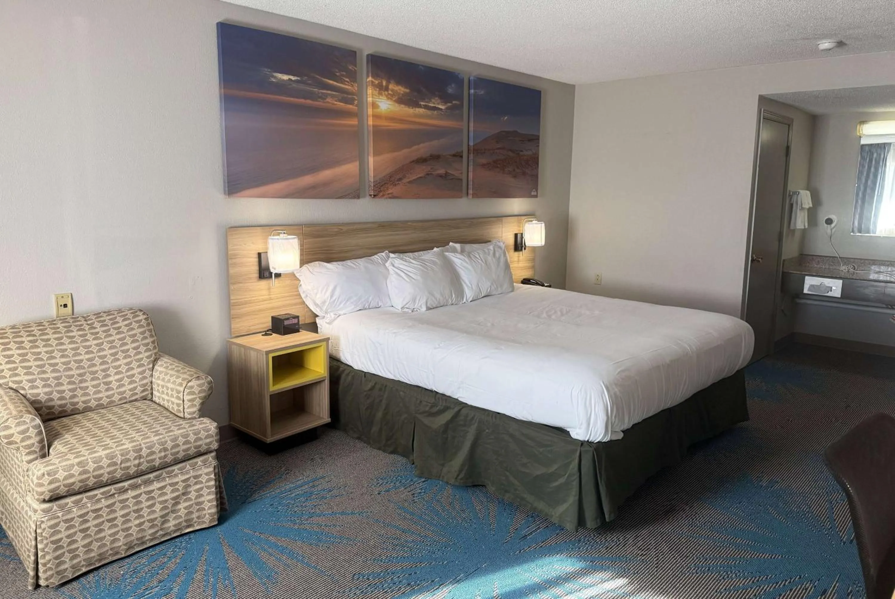 Photo of the whole room, Bed in Days Inn by Wyndham Hannibal