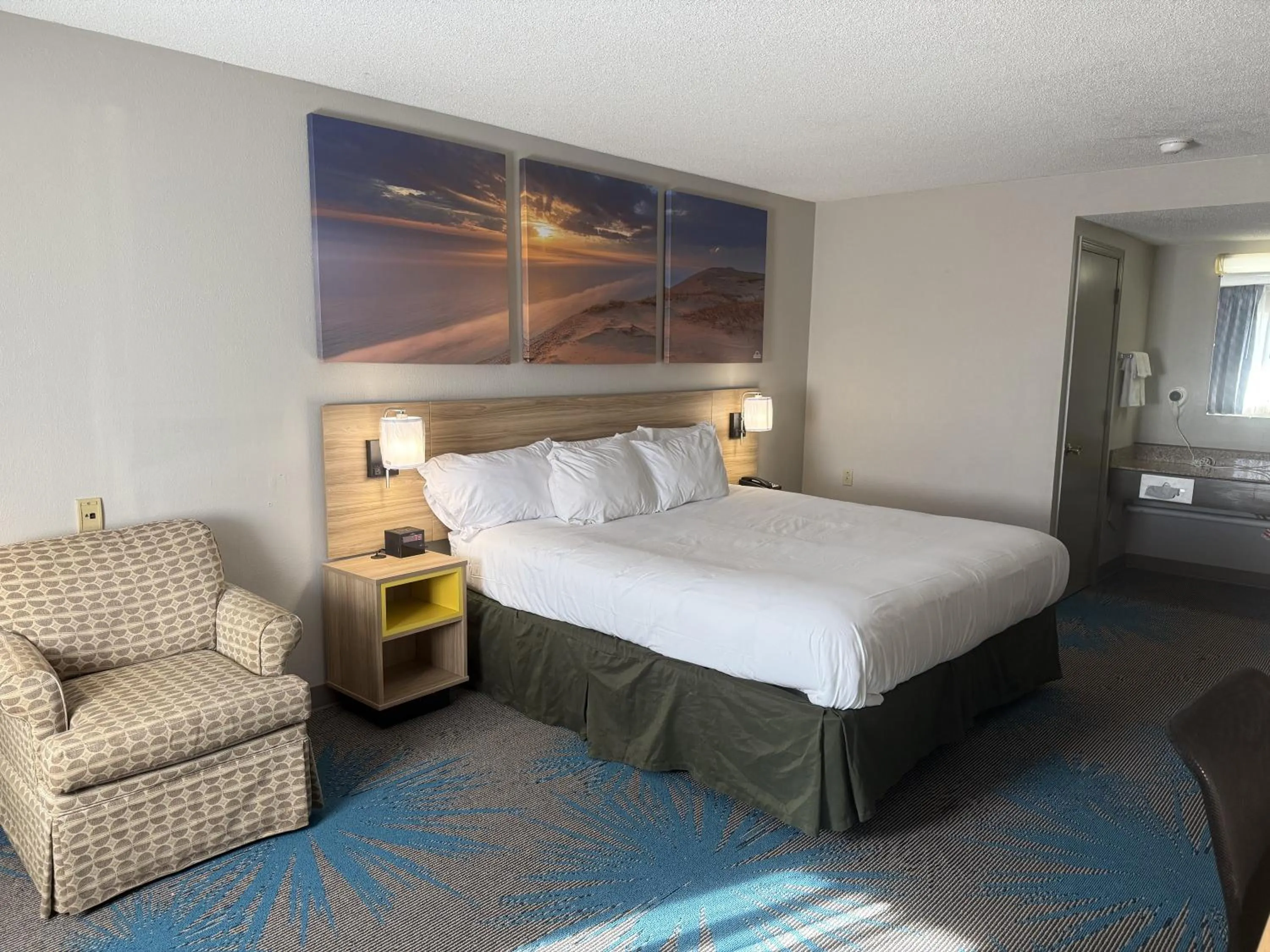 Bedroom, Bed in Days Inn by Wyndham Hannibal