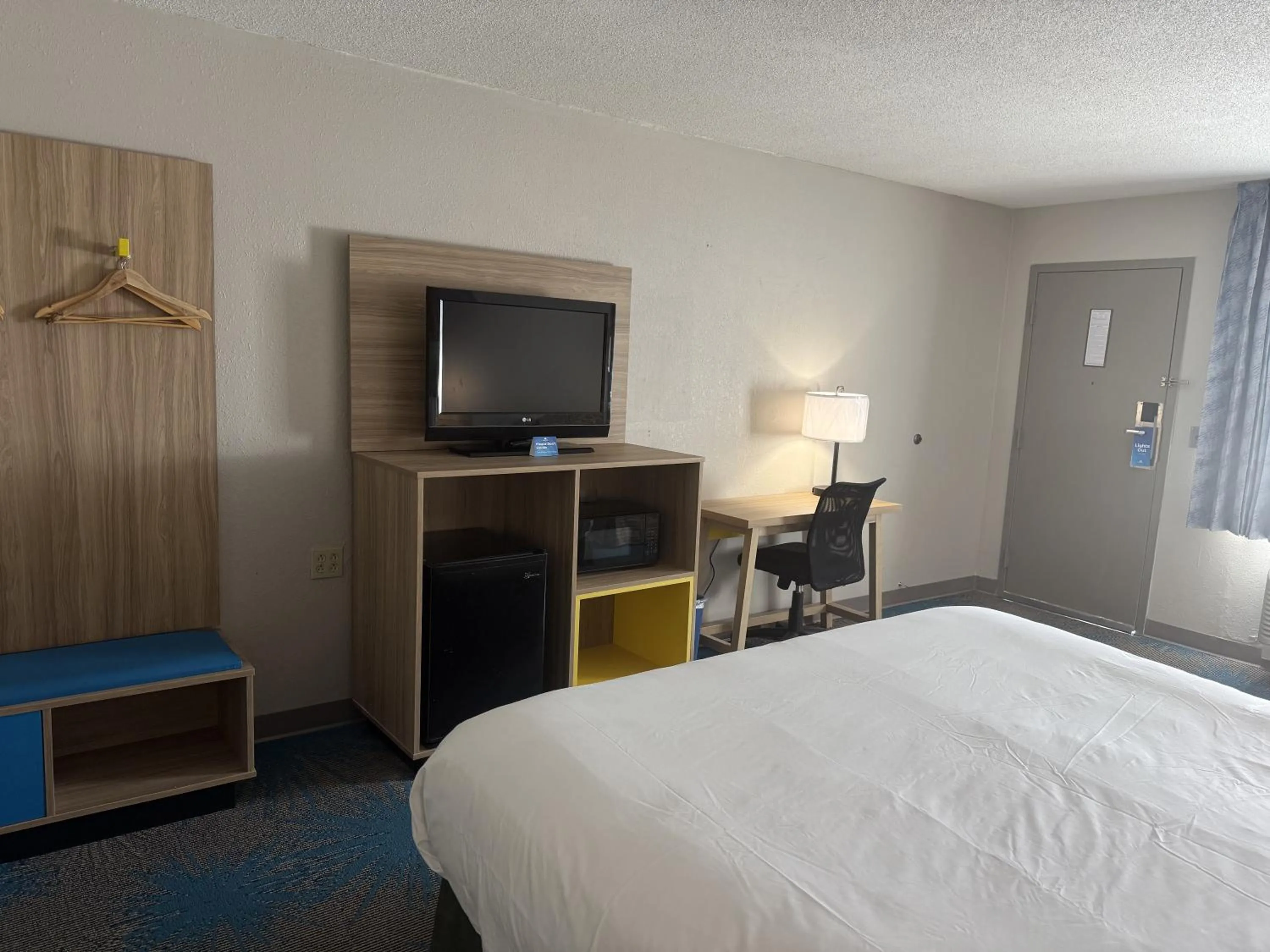Photo of the whole room, Bed in Days Inn by Wyndham Hannibal