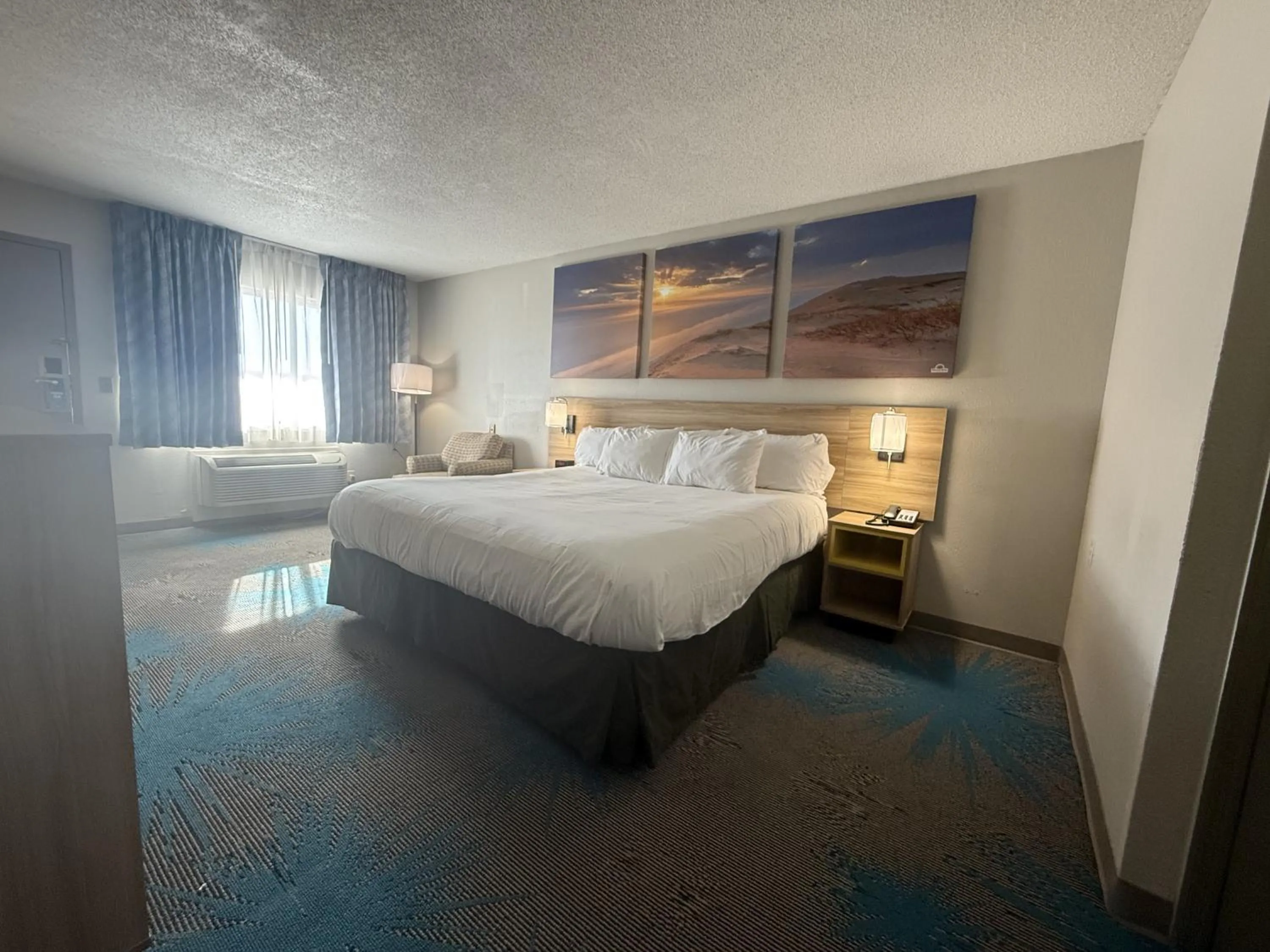 Bed in Days Inn by Wyndham Hannibal