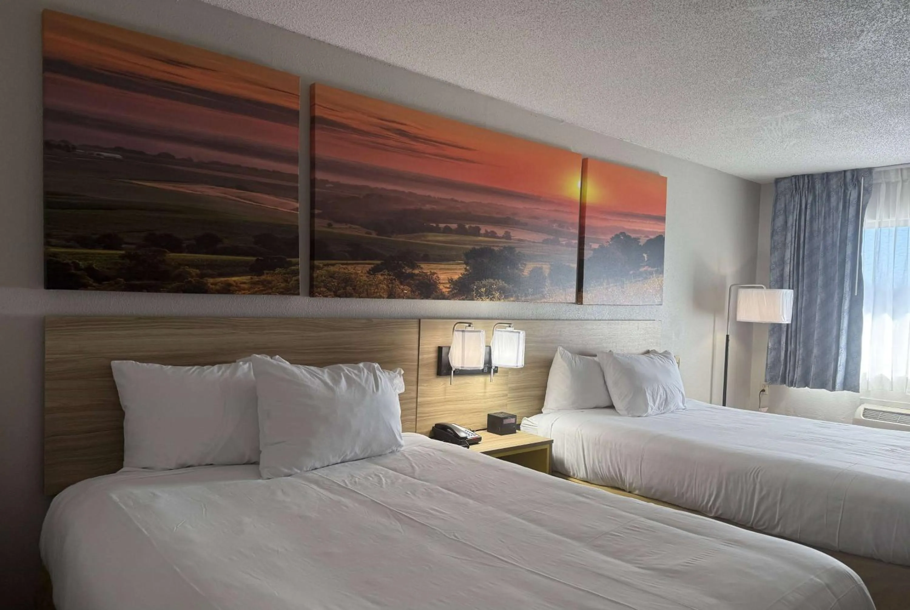 Photo of the whole room, Bed in Days Inn by Wyndham Hannibal