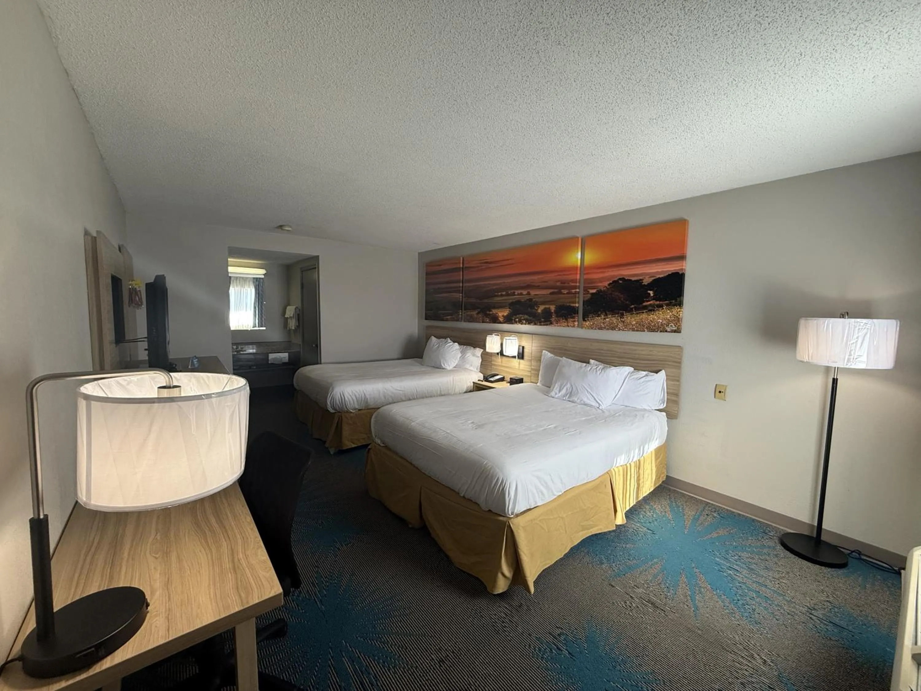 Bed in Days Inn by Wyndham Hannibal